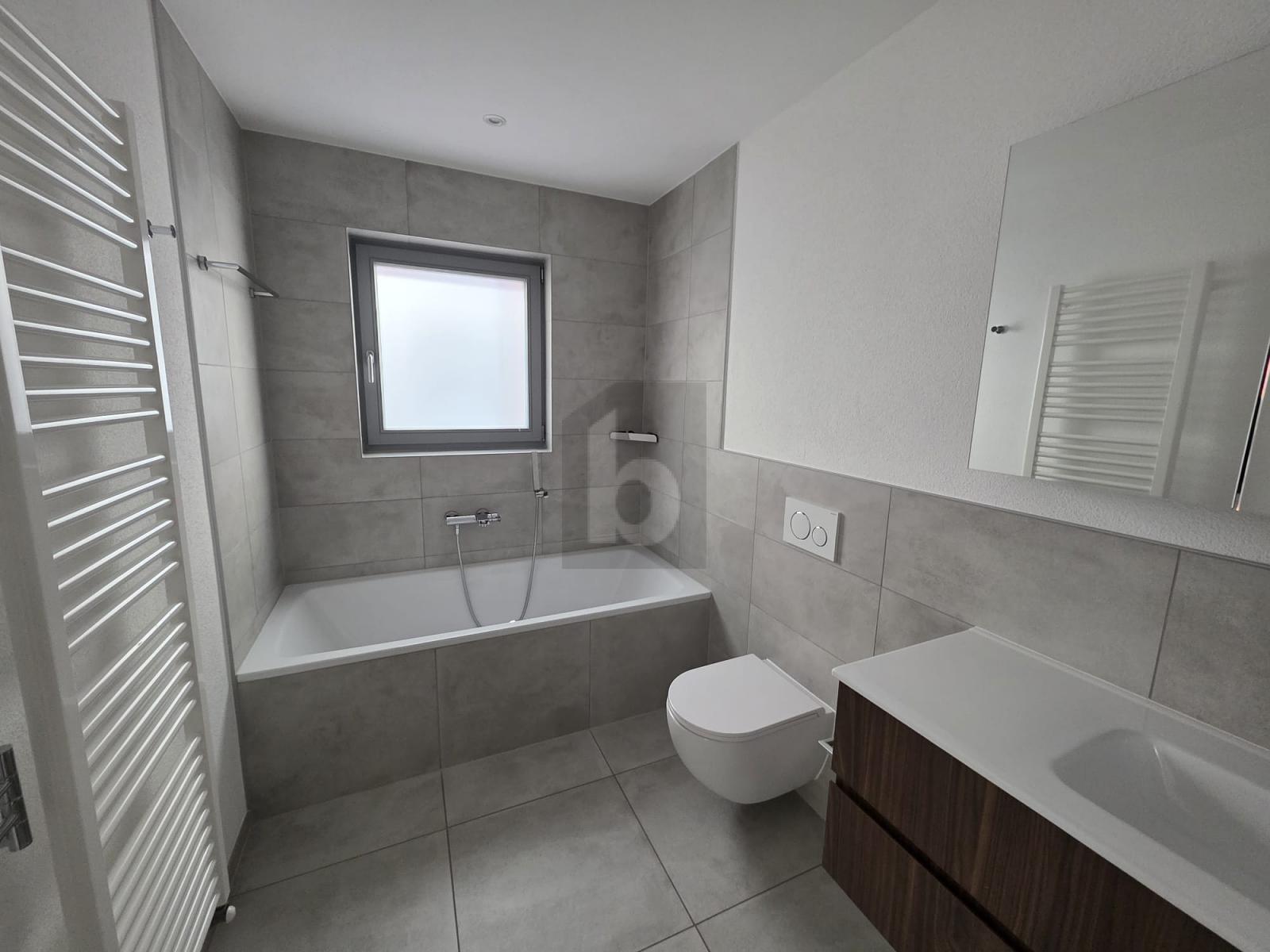 MODERNO IN POSIZIONE SOLEGGIATA - 4