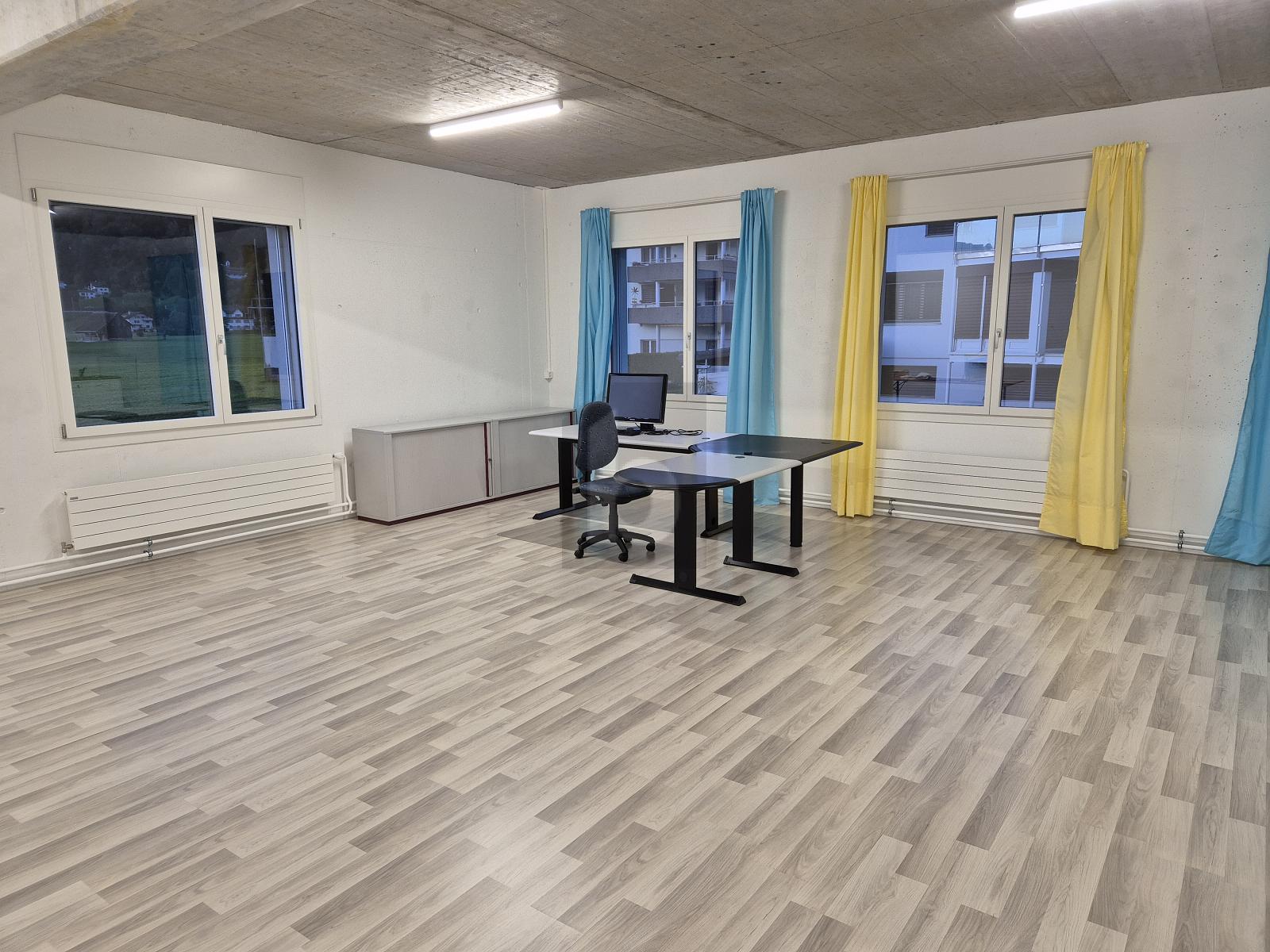 HELLES ATTRAKTIVES GEWERBE - 0