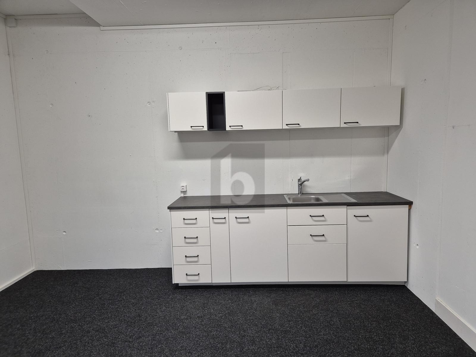 HELLES ATTRAKTIVES GEWERBE - 1