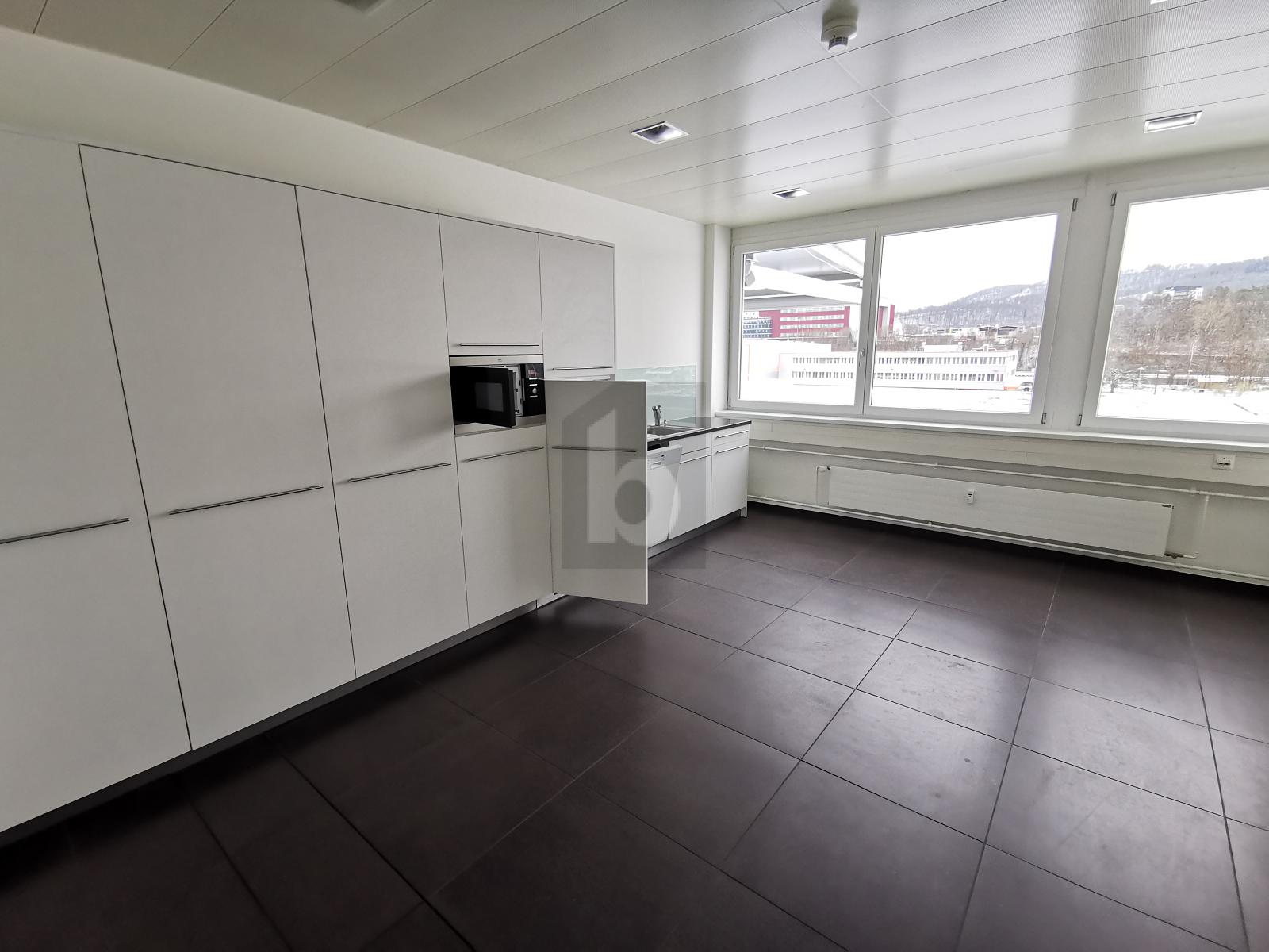 GROSS, HELL UND AN IDEALER LAGE - 2