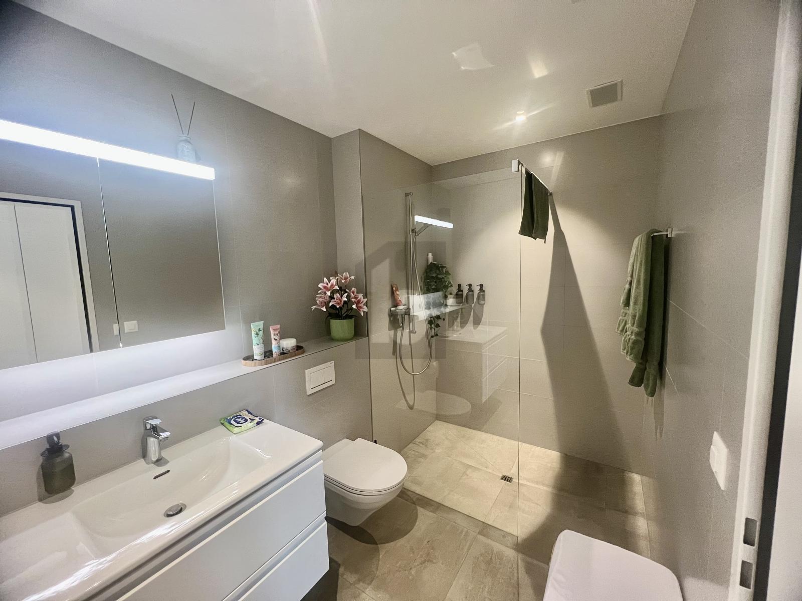 LICHTDURCHFLUTET, WINTERGARTENBALKON, NATURNAH - 2