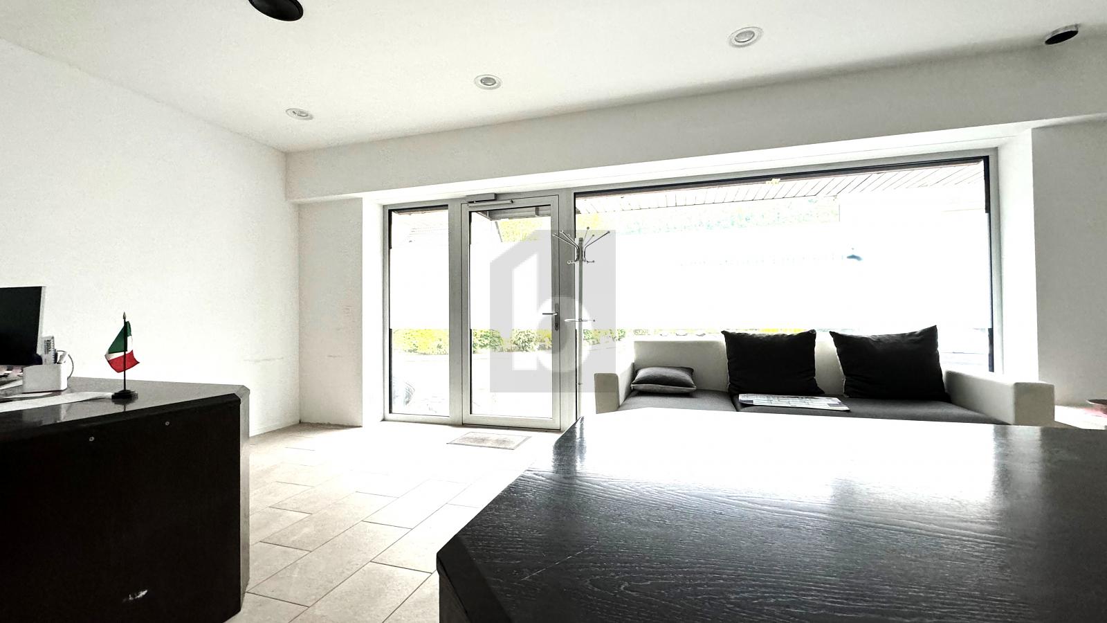 REPRÄSENTATIVE GEWERBEFLÄCHE MIT LAGER - 0