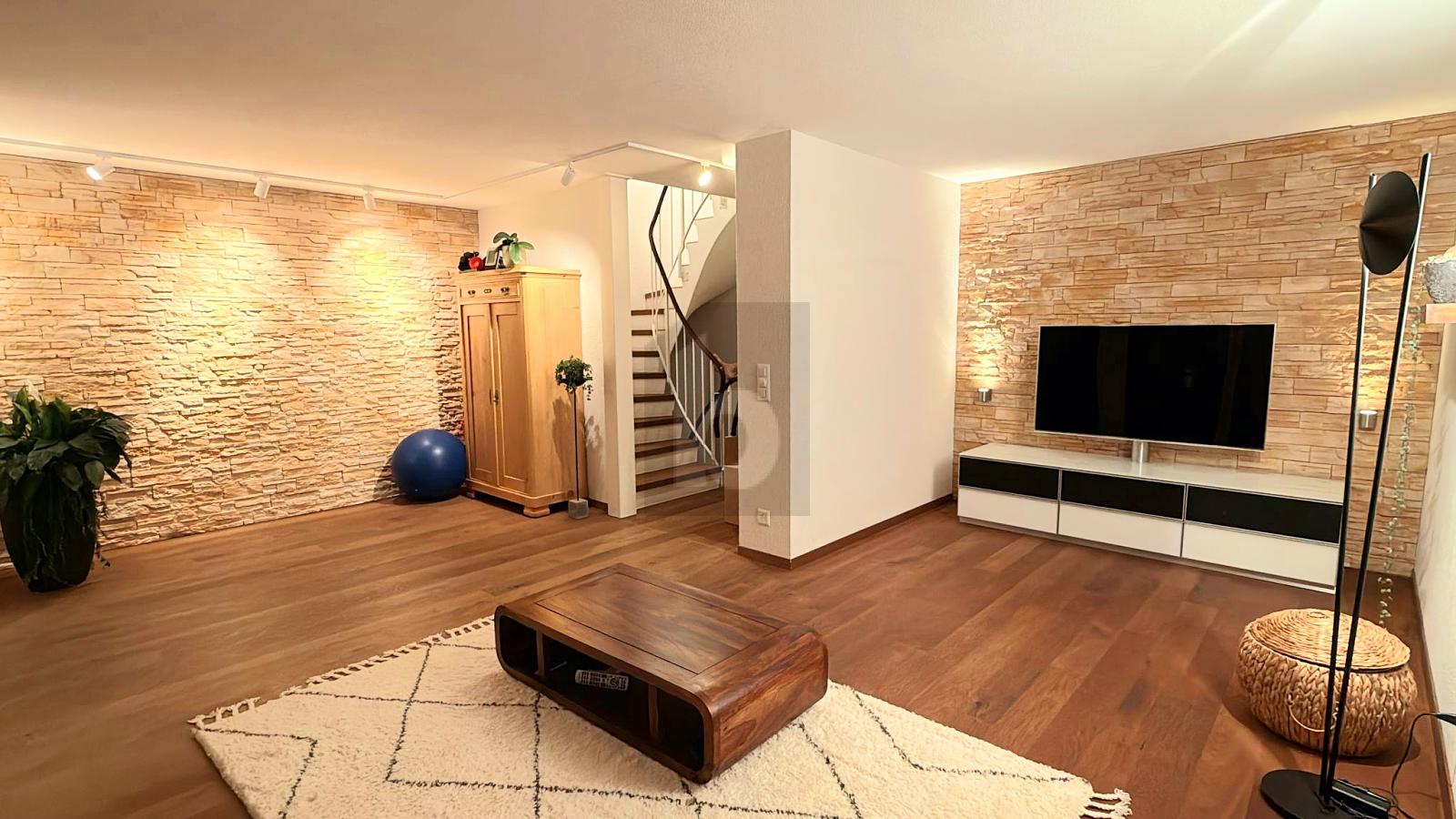 CHARMANT UND RUHIG MIT IDYLLISCHEM GARTEN - 1