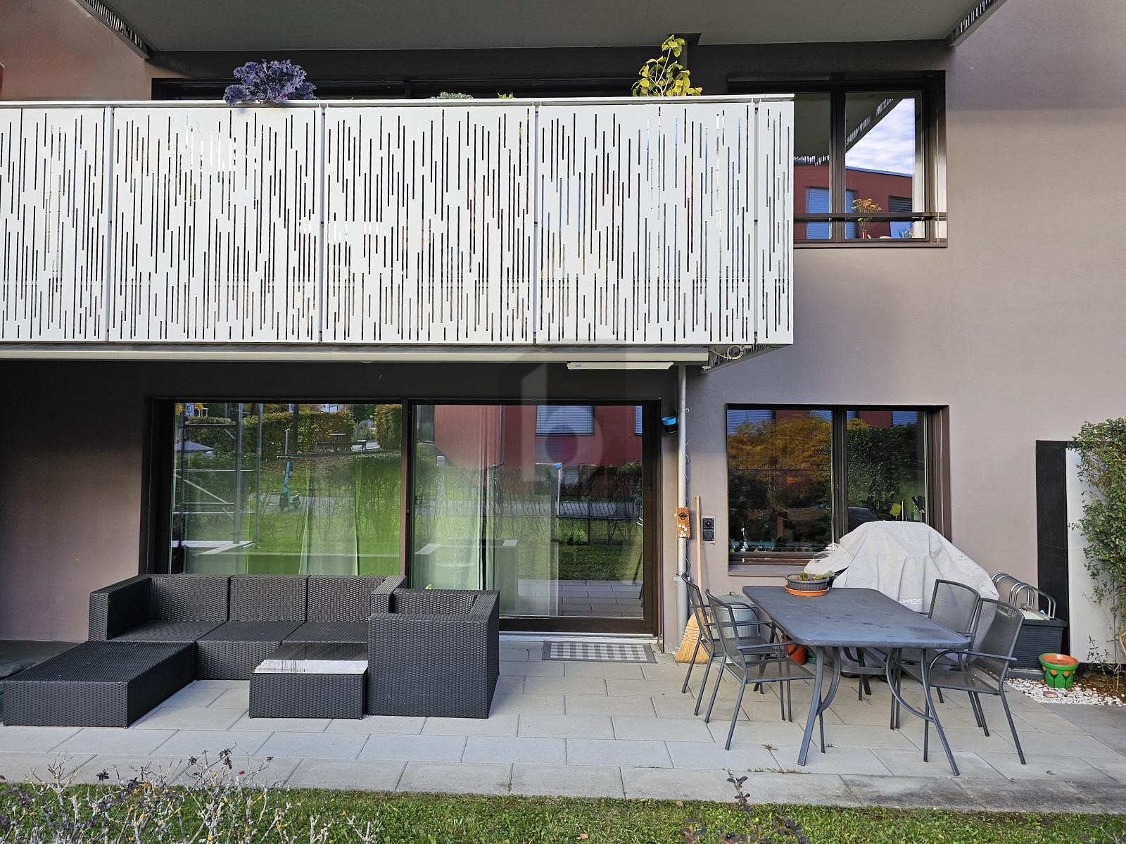 HOCHWERTIG UND STYLISCH MIT SONNIGEM SITZPLATZ! - 0