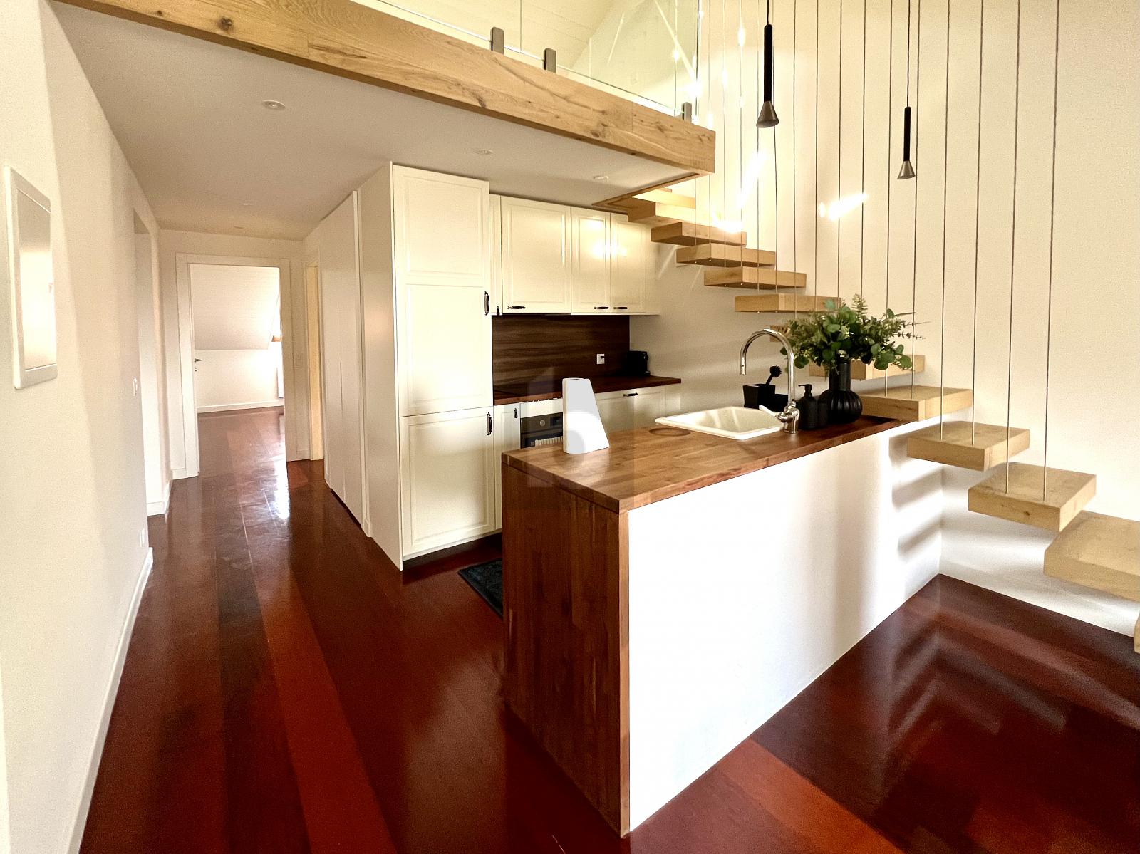 SUPERBE ATTIQUE MEUBLÉ À DEUX PAS DU LAC - 0