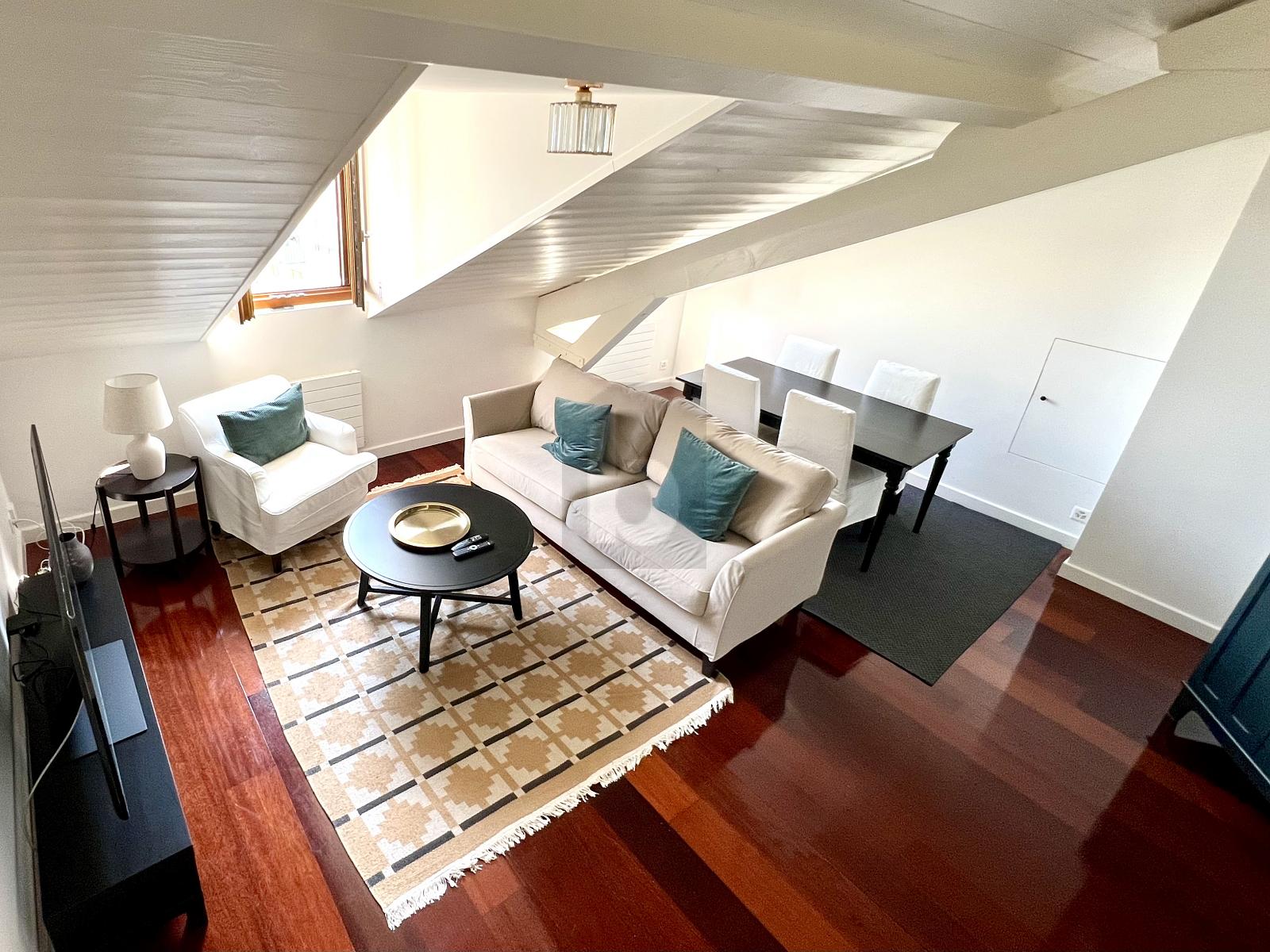 SUPERBE ATTIQUE MEUBLÉ À DEUX PAS DU LAC - 1