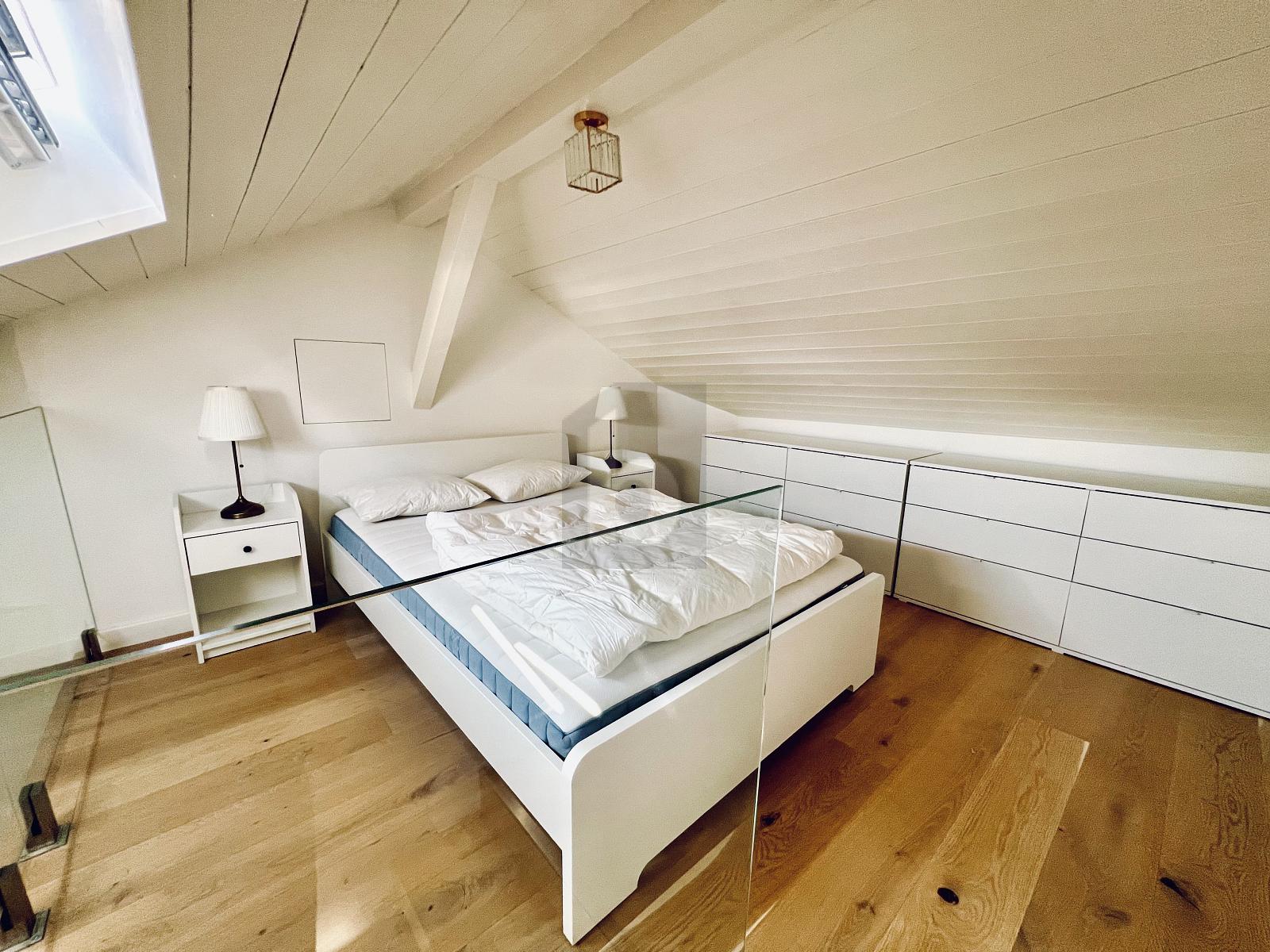 SUPERBE ATTIQUE MEUBLÉ À DEUX PAS DU LAC - 3