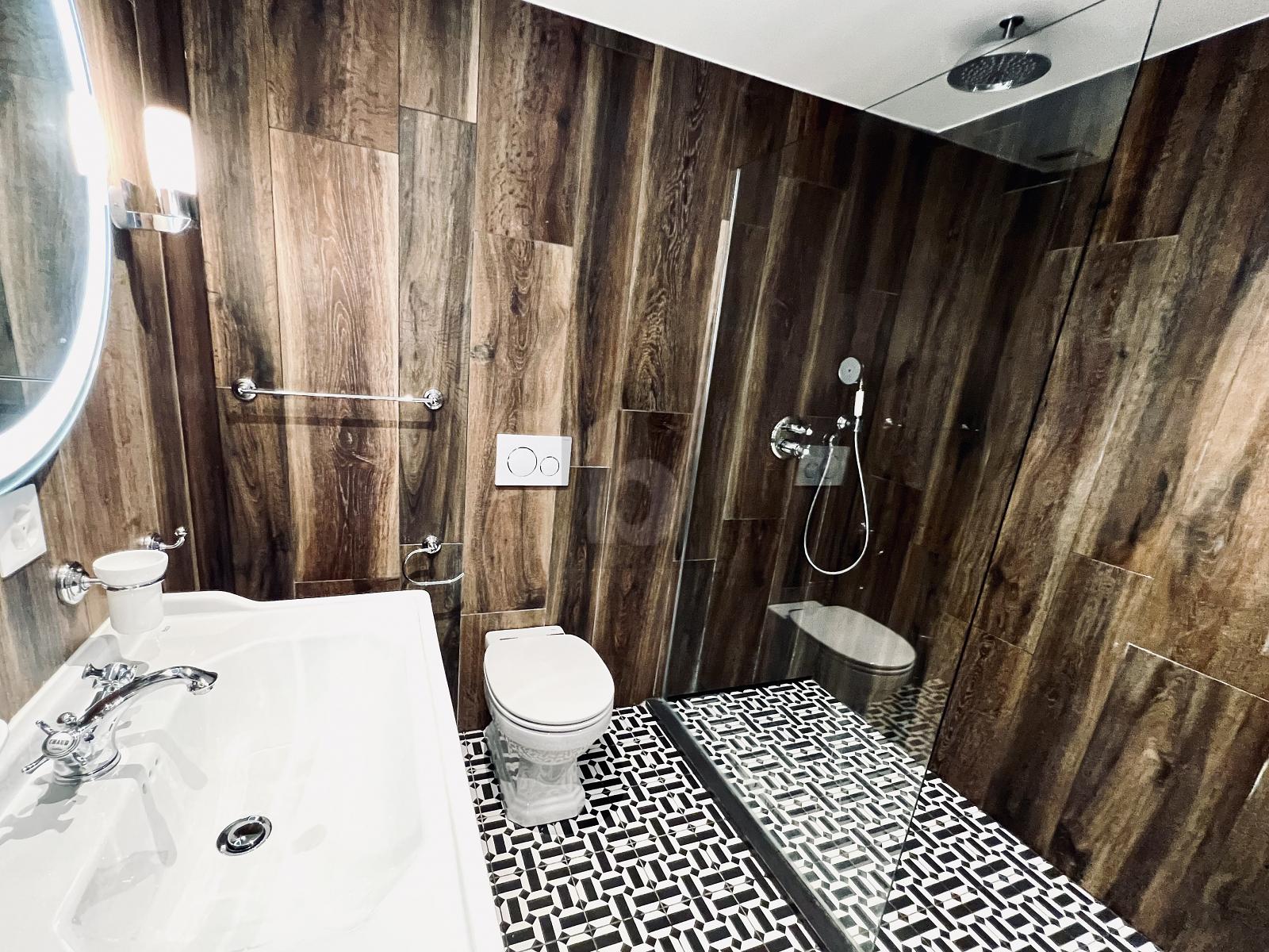 SUPERBE ATTIQUE MEUBLÉ À DEUX PAS DU LAC - 4