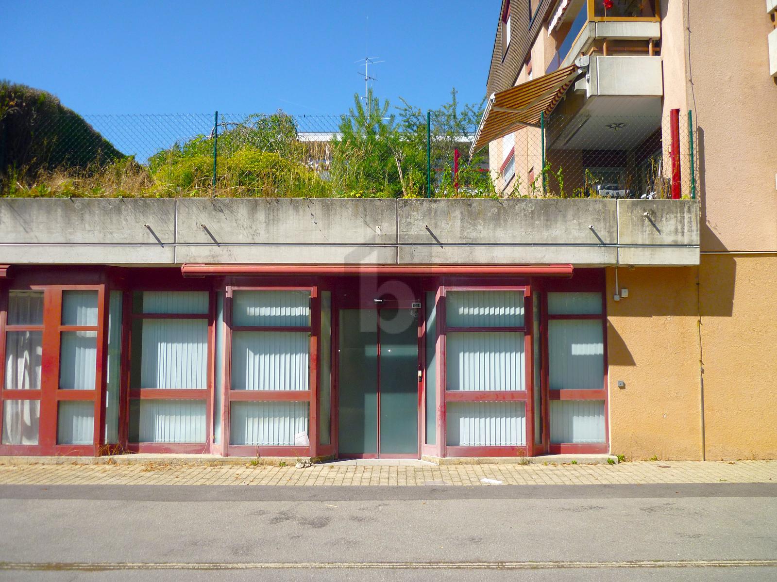 LOCAUX FONCTIONNELS, EMPLACEMENT STRATÉGIQUE - 1