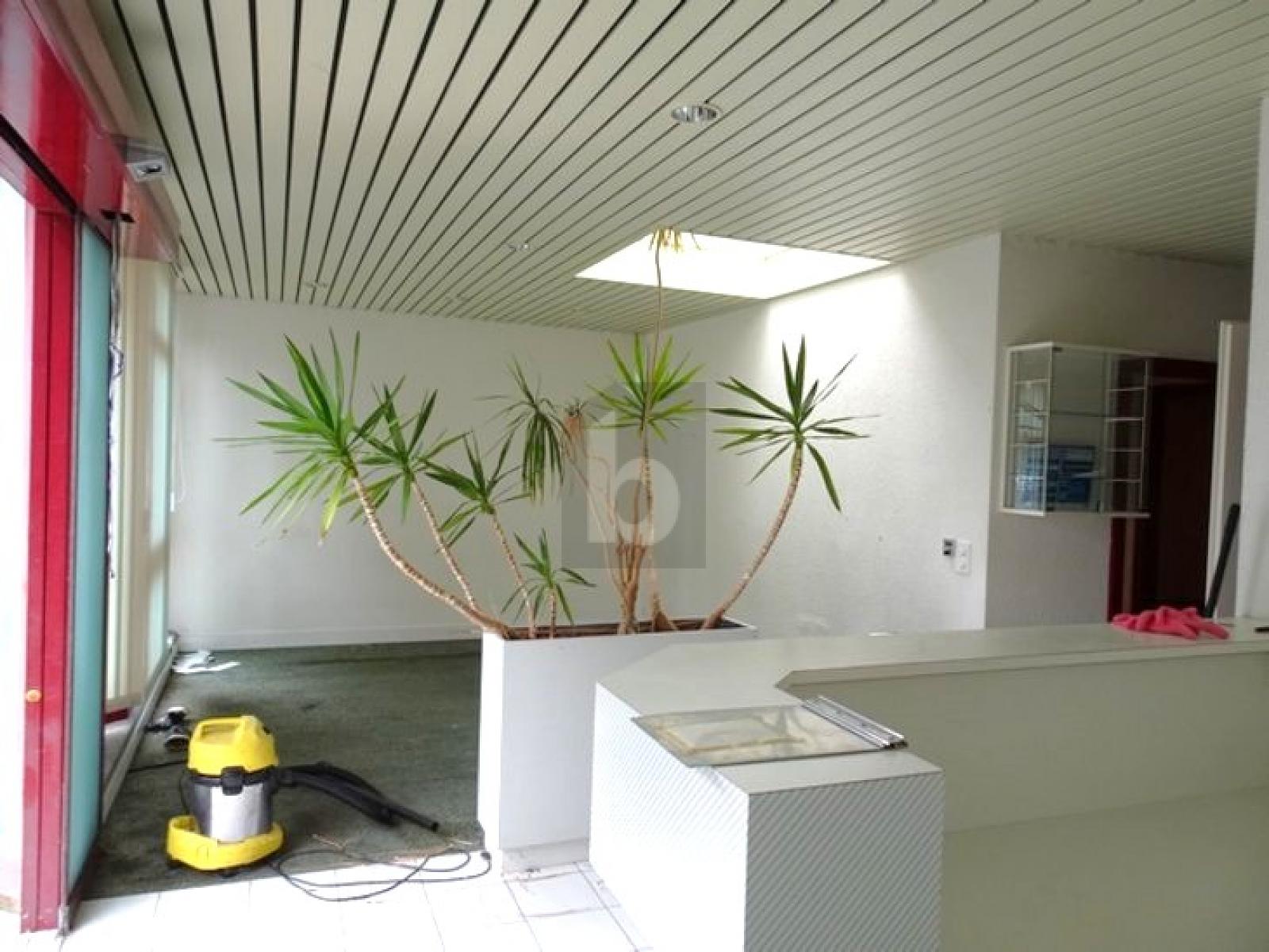 LOCAUX FONCTIONNELS, EMPLACEMENT STRATÉGIQUE - 2