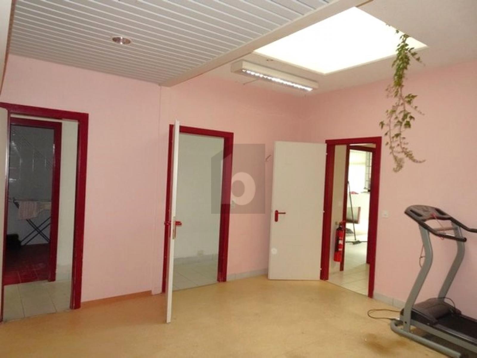 LOCAUX FONCTIONNELS, EMPLACEMENT STRATÉGIQUE - 3