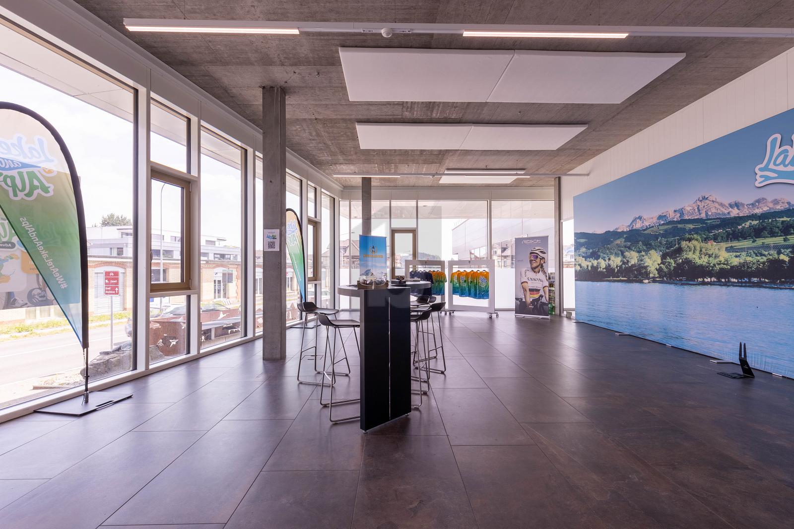 TOP LAGE MIT LICHTDURCHFLUTETEM SHOWROOM - 0