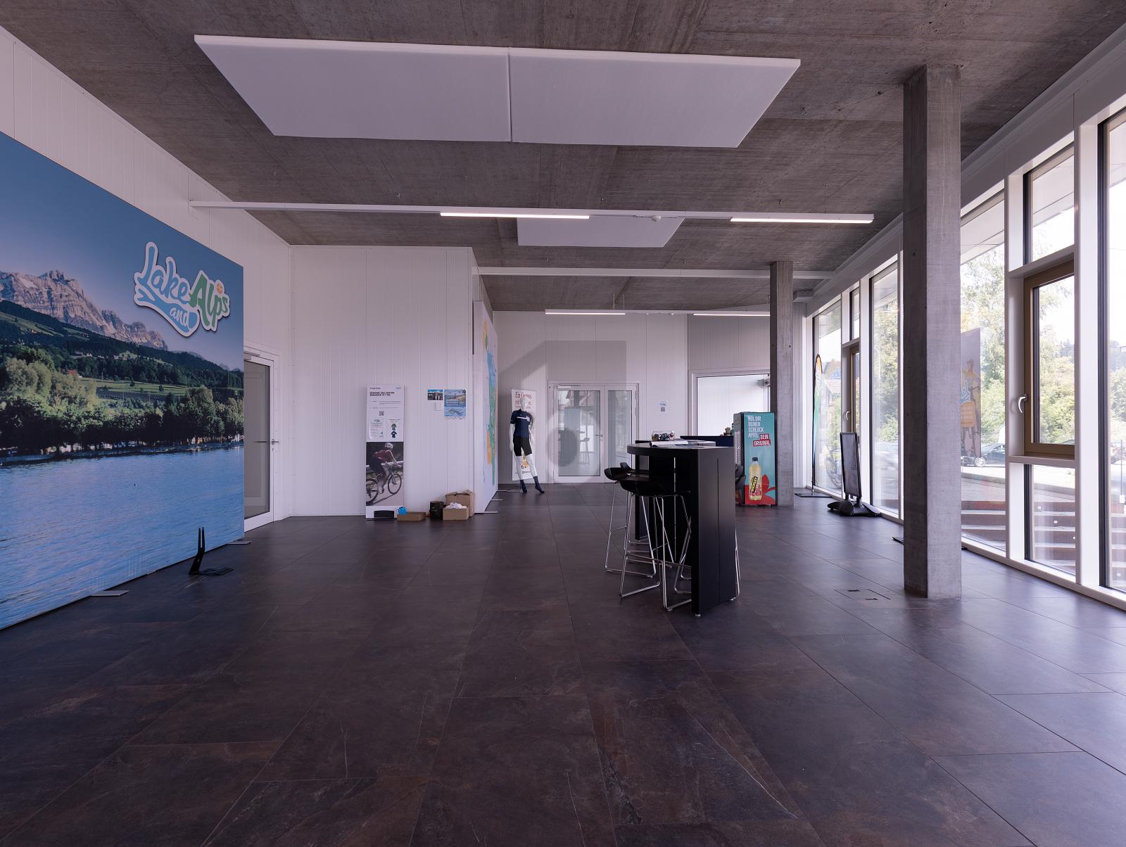 TOP LAGE MIT LICHTDURCHFLUTETEM SHOWROOM - 1