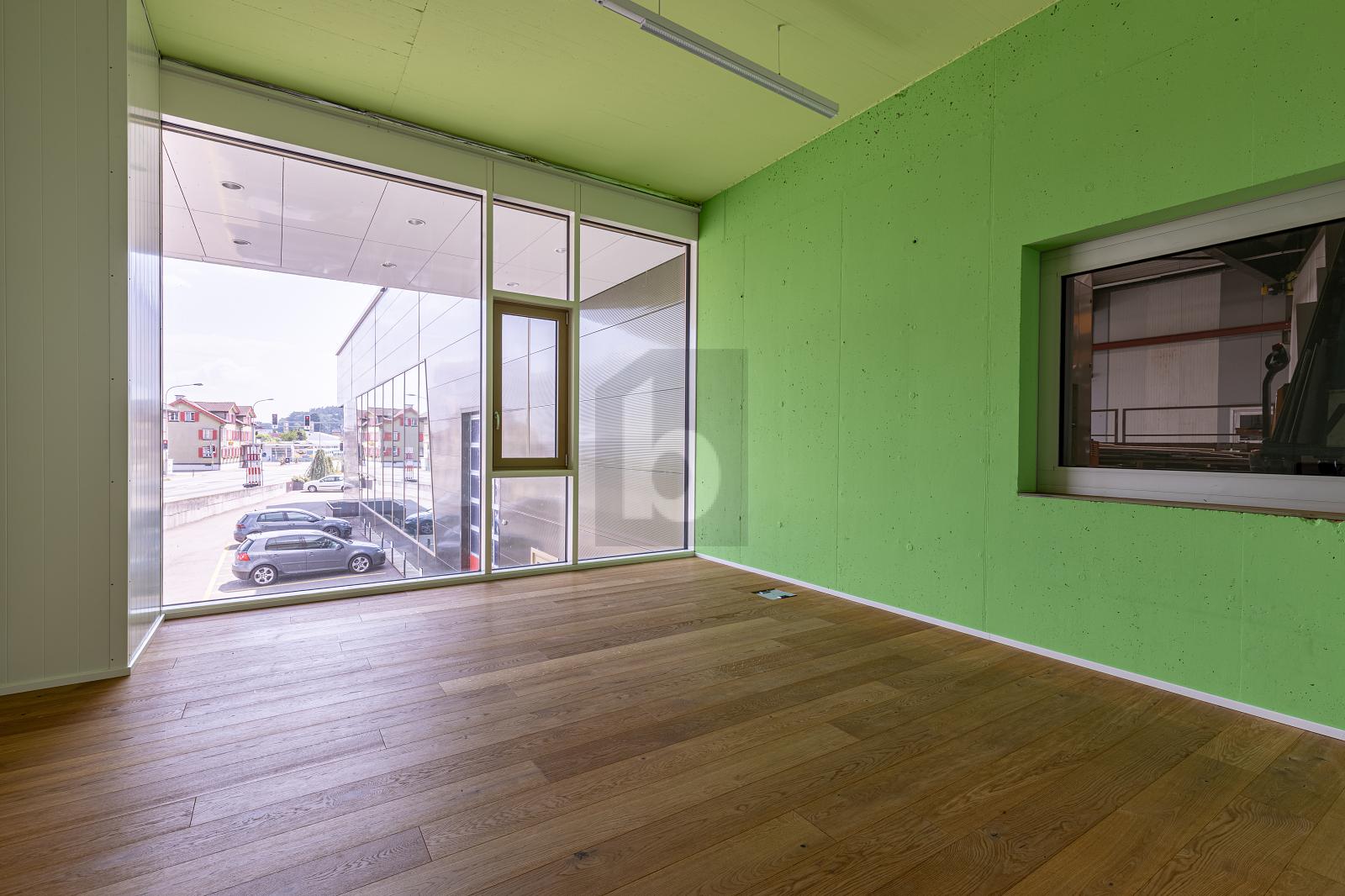 TOP LAGE MIT LICHTDURCHFLUTETEM SHOWROOM - 2