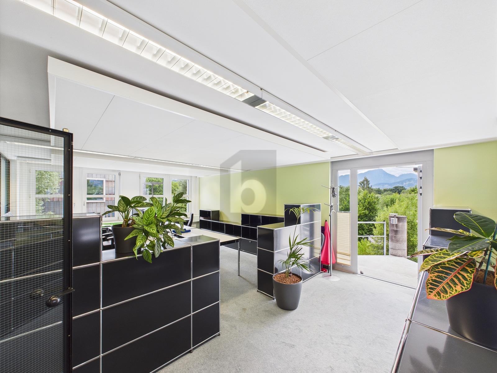 AN DER AUTOBAHNAUSFAHRT, RUHIG SITUIERT - 0