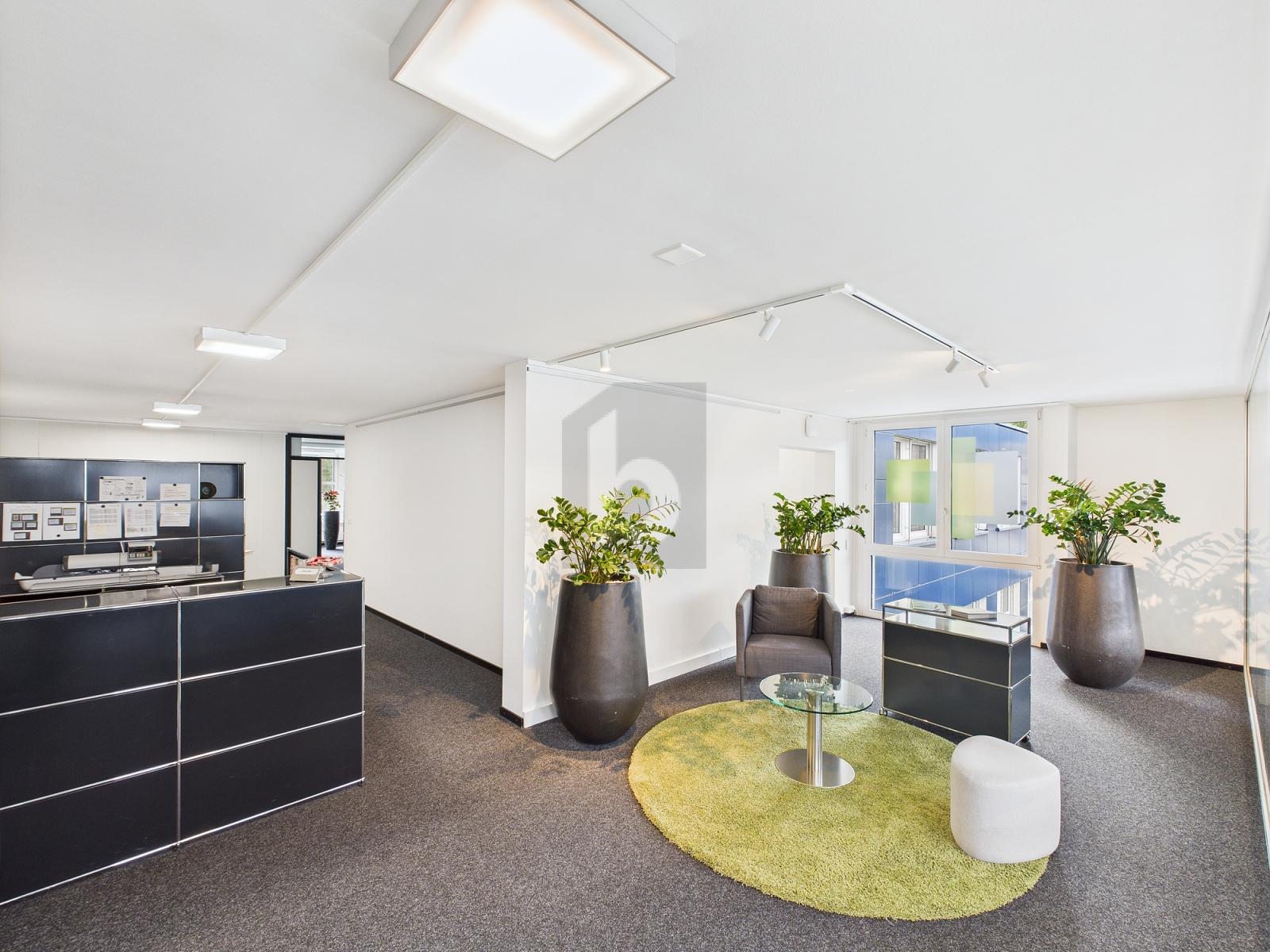 AN DER AUTOBAHNAUSFAHRT, RUHIG SITUIERT - 1