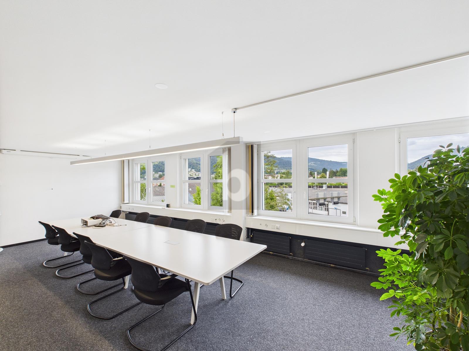 AN DER AUTOBAHNAUSFAHRT, RUHIG SITUIERT - 2