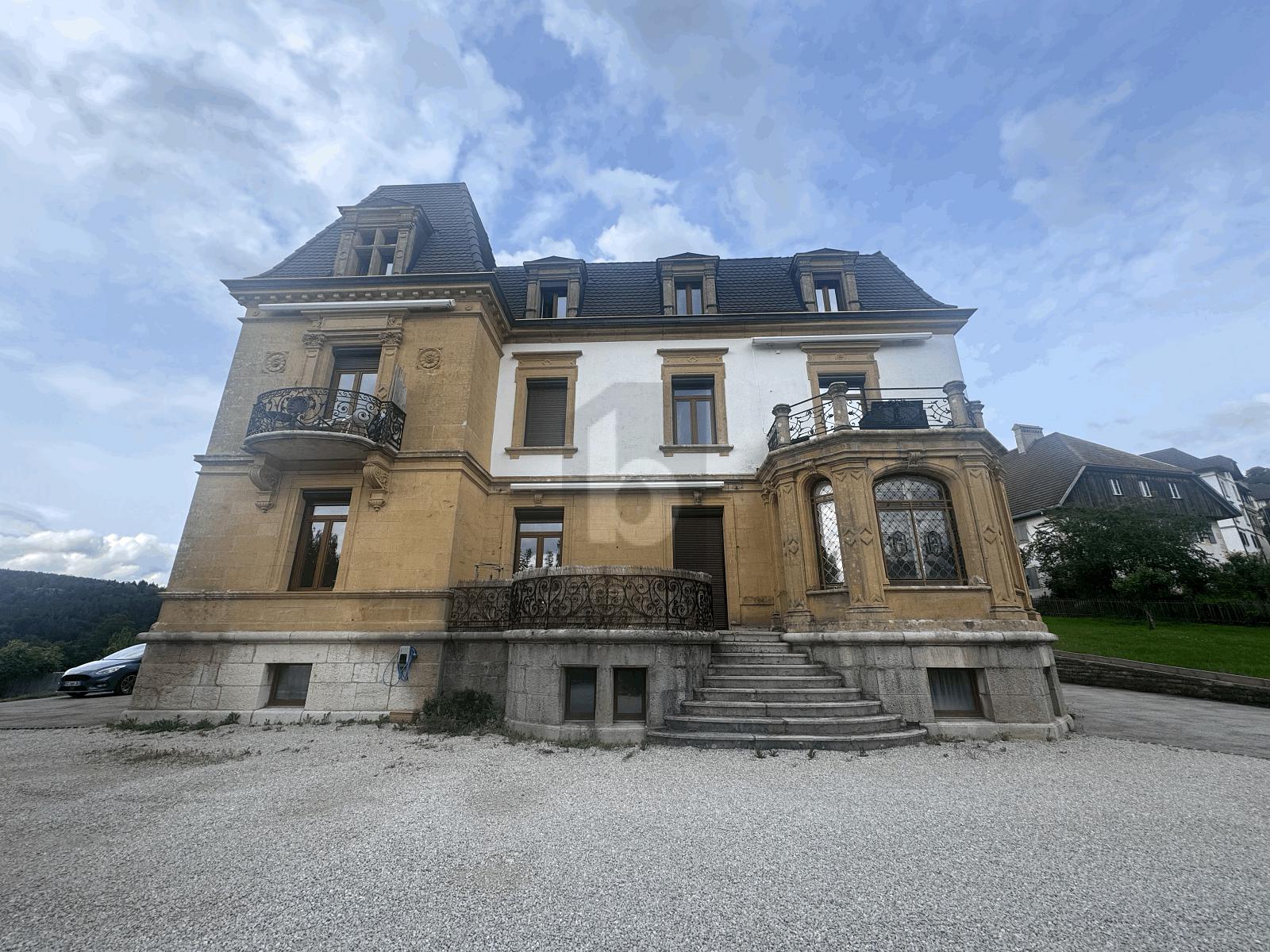 AU DERNIER ÉTAGE DU MANOIR - 0