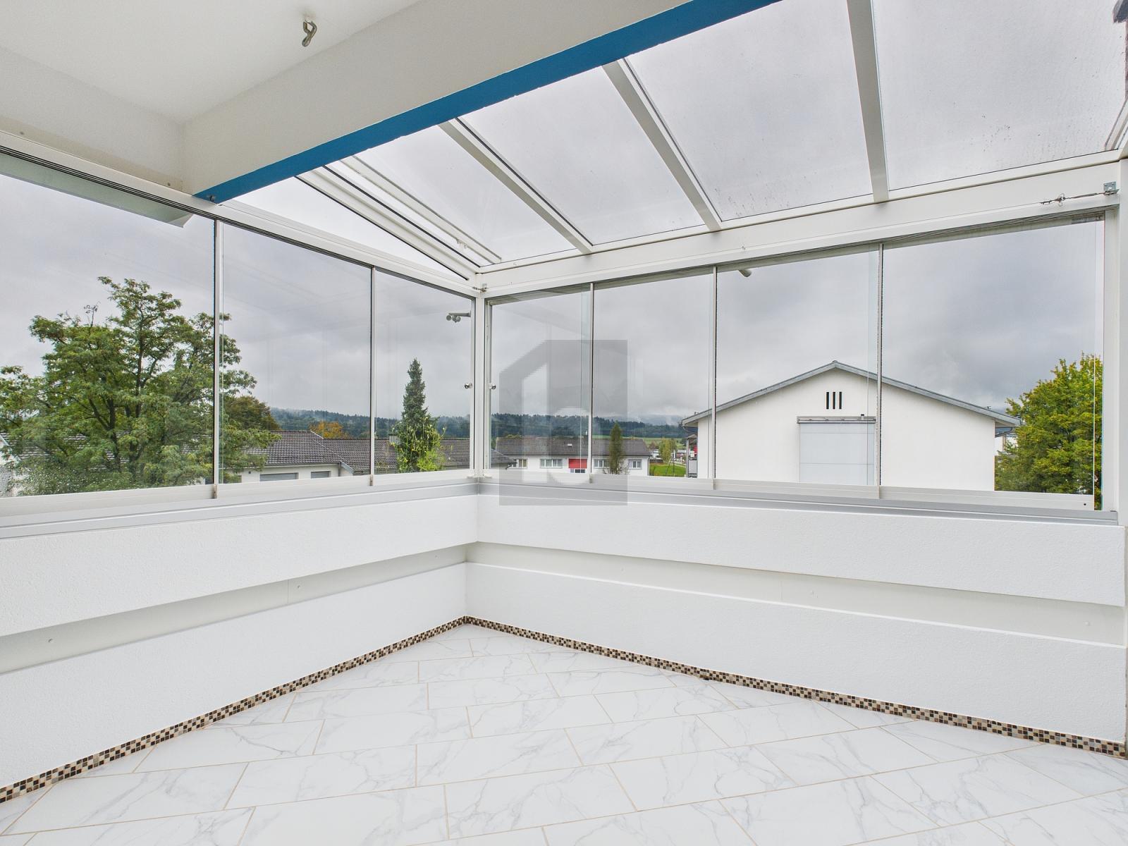 ÜBER DEN DÄCHERN - WOHNGENUSS MIT WINTERGARTEN - 0