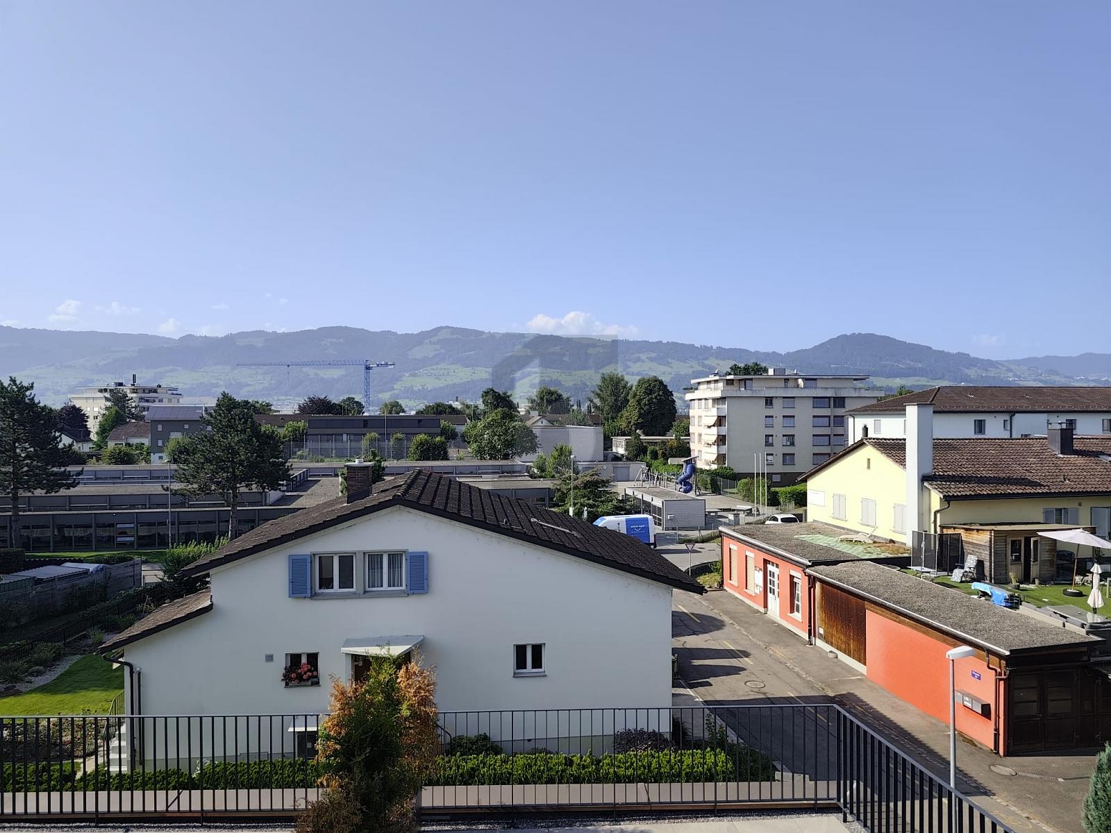 CHARMANT MIT WEITBLICK - 0