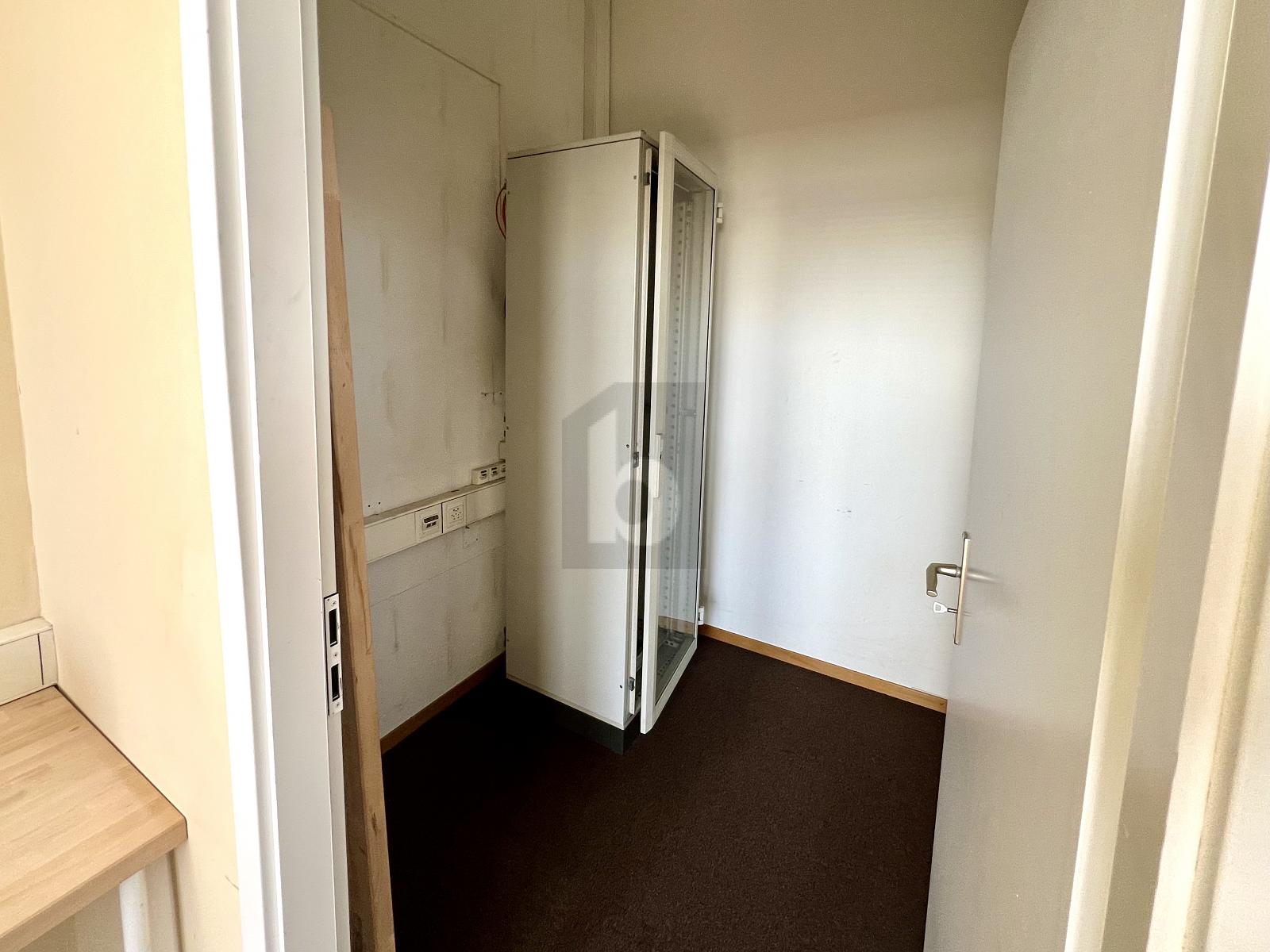 ESPACE DE BUREAUX HAUTS DE PLAFOND FACE AU SALEVE - 3