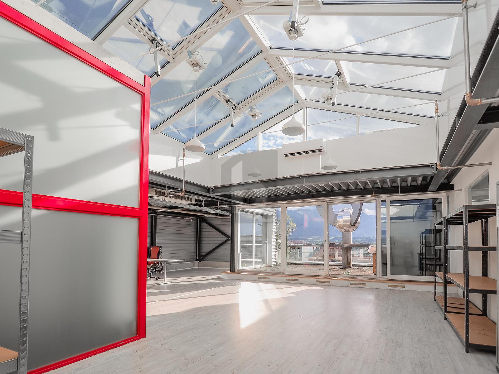 MODERNES ARBEITEN MIT BLICK AUF DIE BERGE - 0