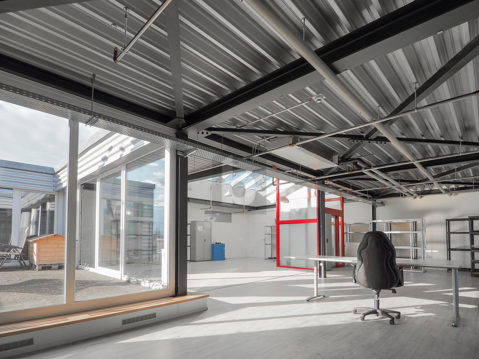 MODERNES ARBEITEN MIT BLICK AUF DIE BERGE - 3