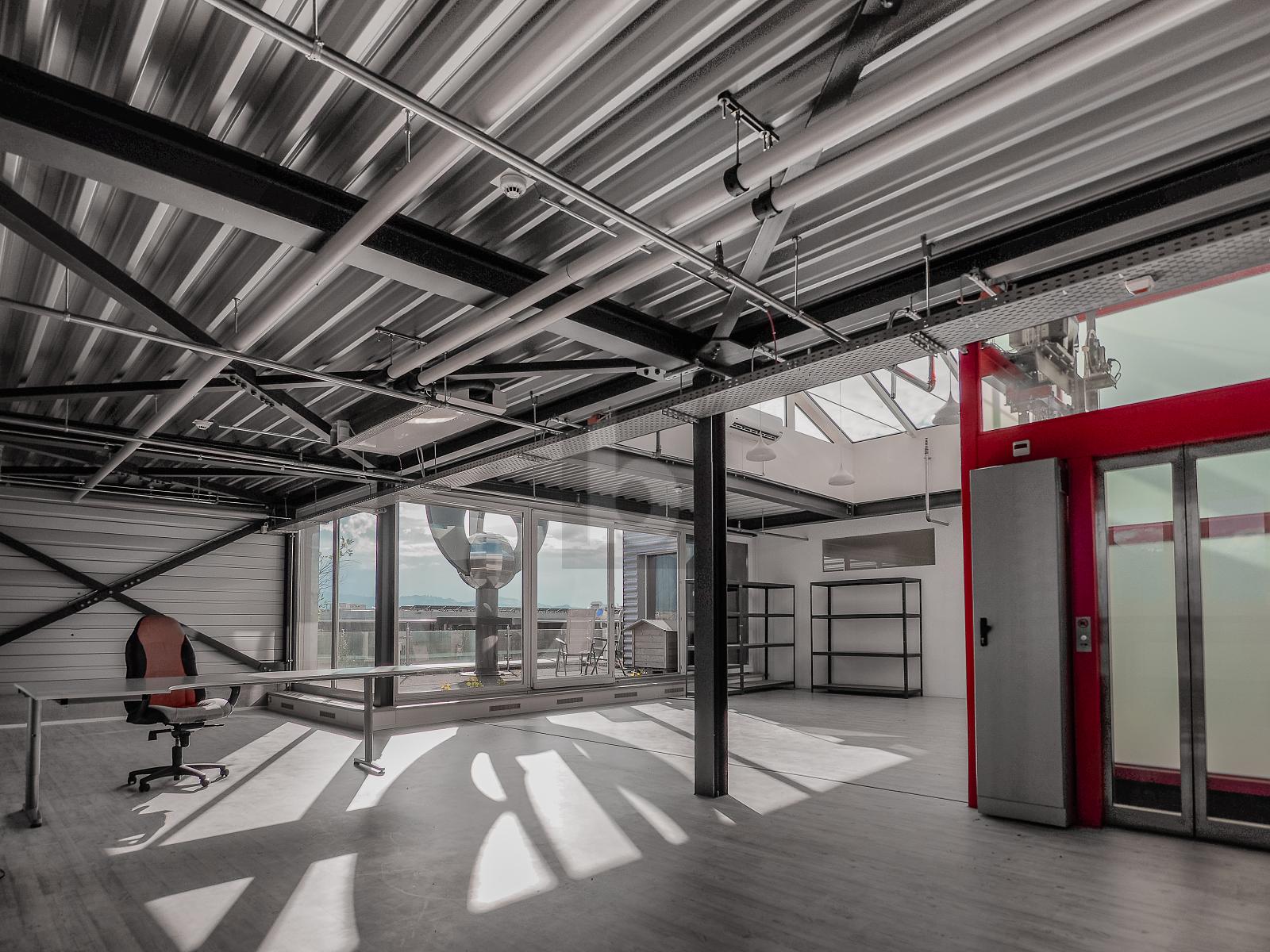 MODERNES ARBEITEN MIT BLICK AUF DIE BERGE - 4