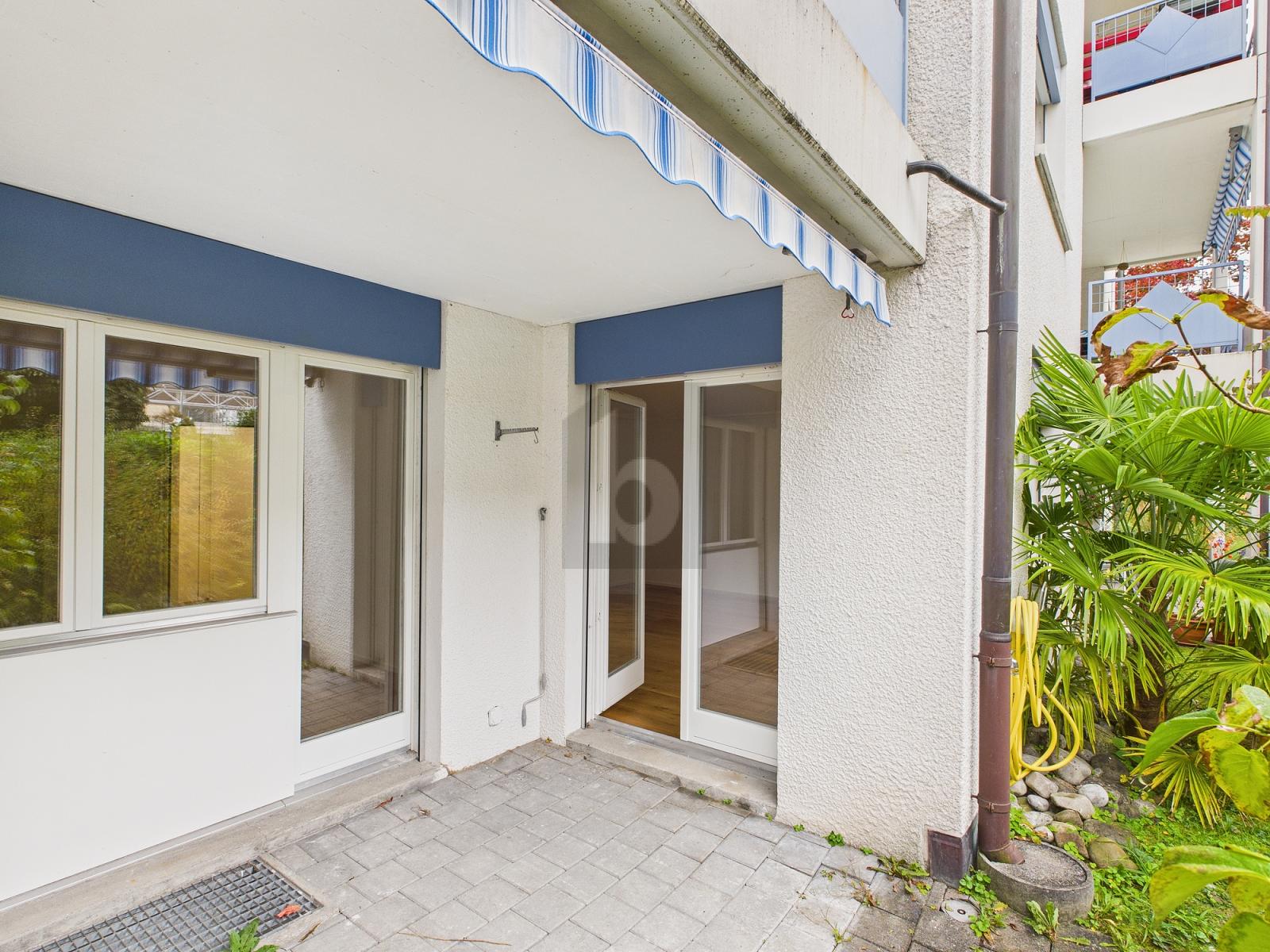 HELL, MIT FLAIR UND GARTEN - 0