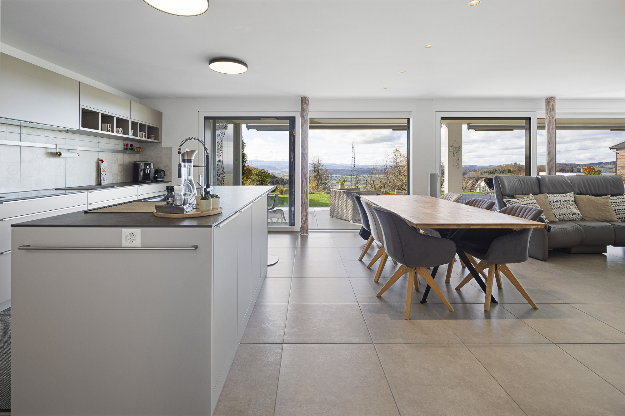 Moderner Wohntraum mit grosser Terrasse und unverbaubarer Weitsicht - 0