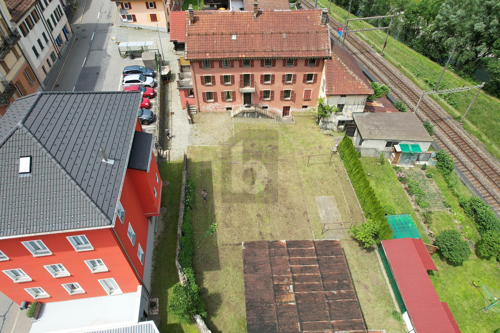 SPAZIOSA CON AMPIO GIARDINO DA RISTRUTTURARE - 0