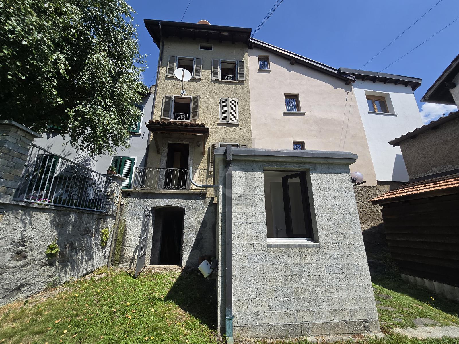 SOLEGGIATA CON AMPIO GIARDINO - 2