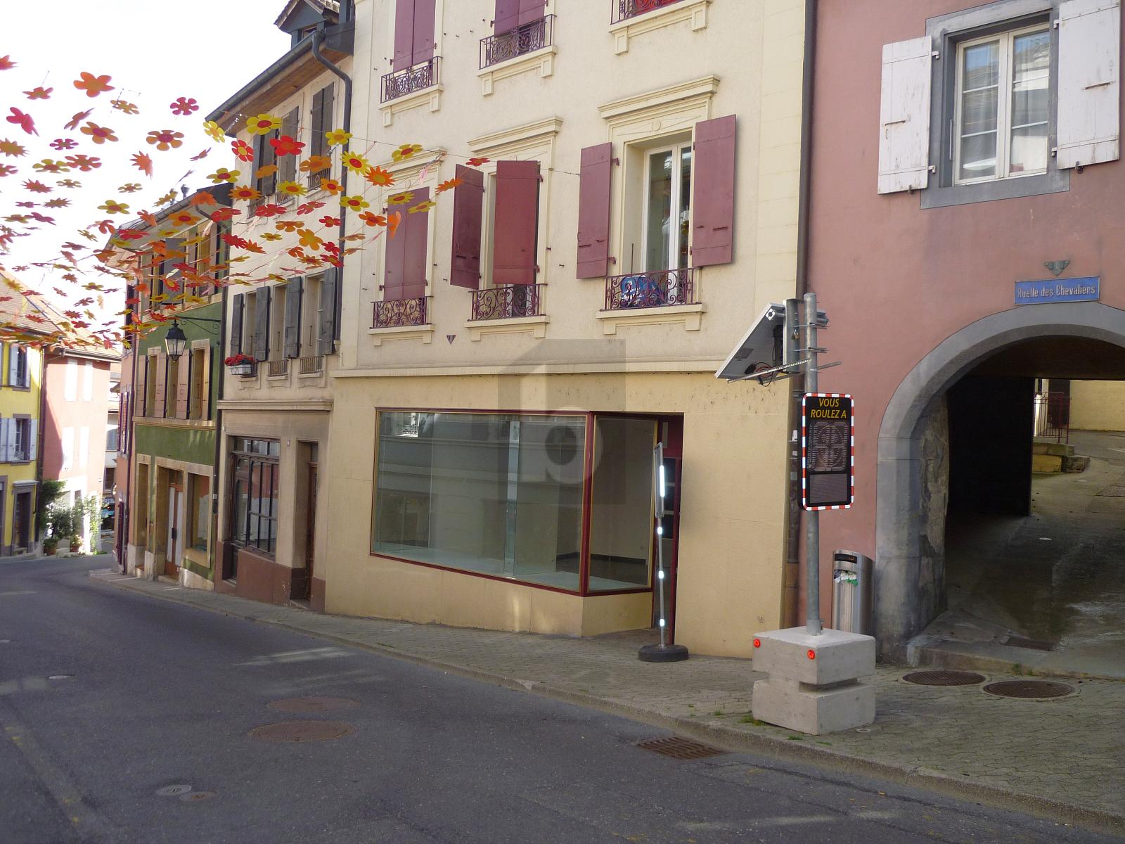 AU CENTRE VILLE AVEC BELLE VITRINE - 0