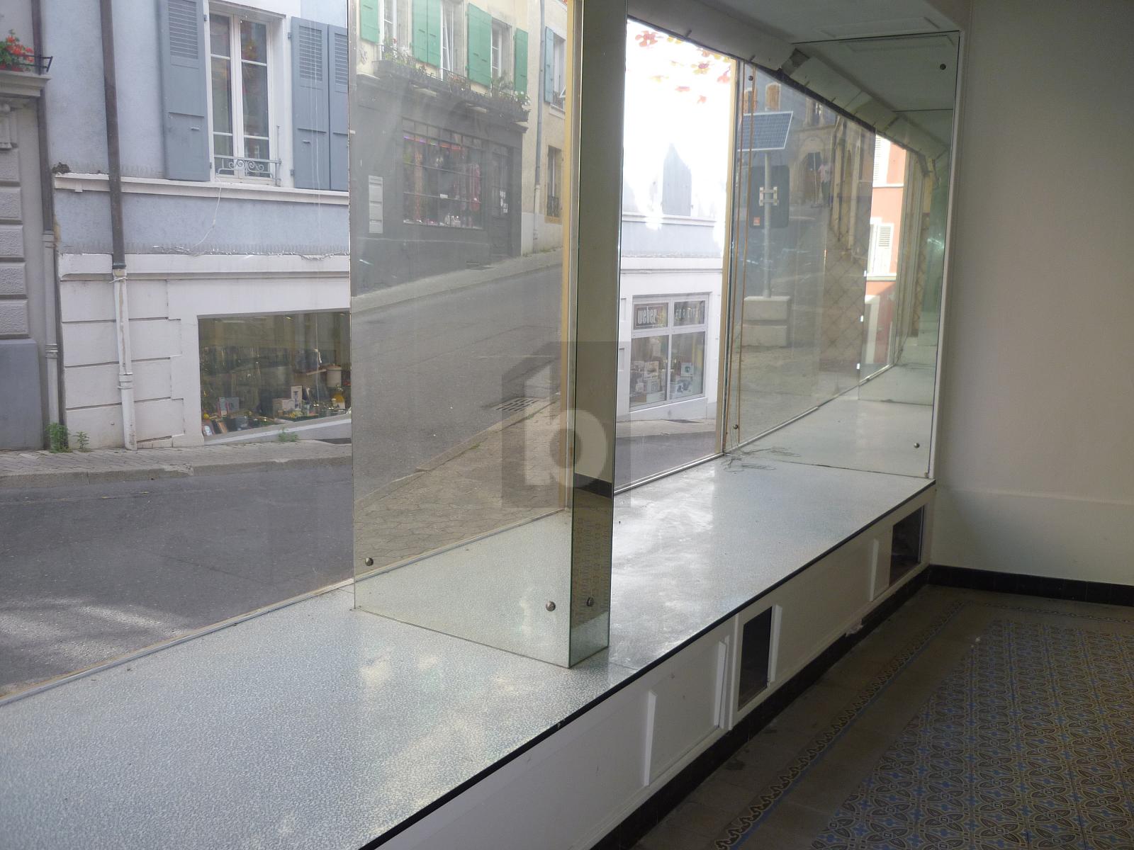 AU CENTRE VILLE AVEC BELLE VITRINE - 1