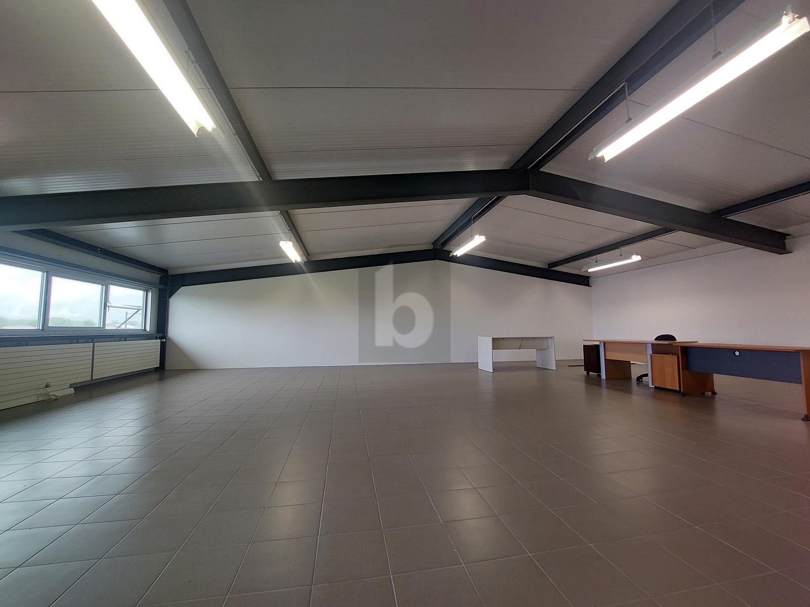 SPACIEUX LOCAL DE BUREAUX - 2