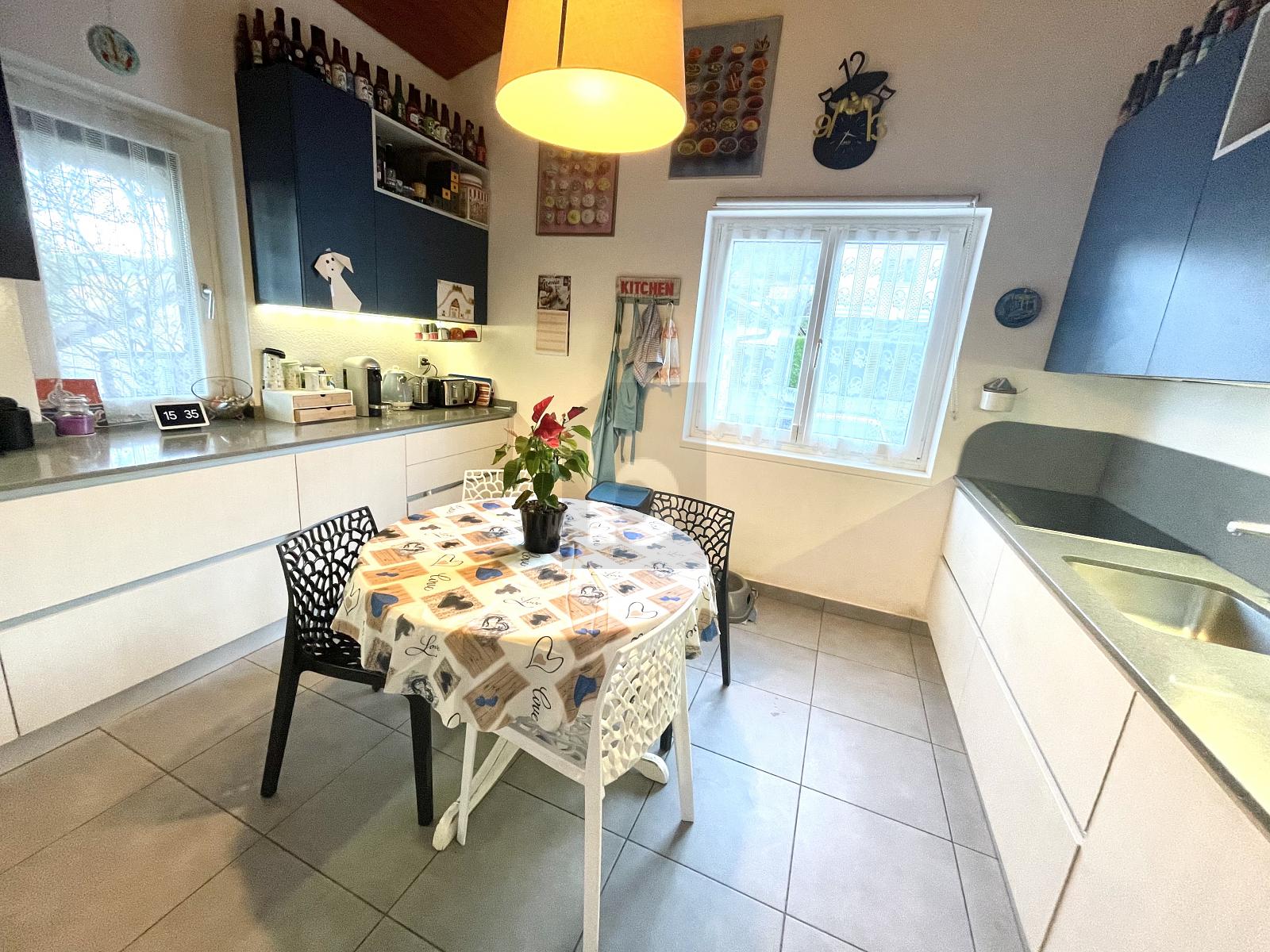 BIFAMILIARE MOLTO SPAZIOSA E LUMINOSA CON GIARDINO - 2