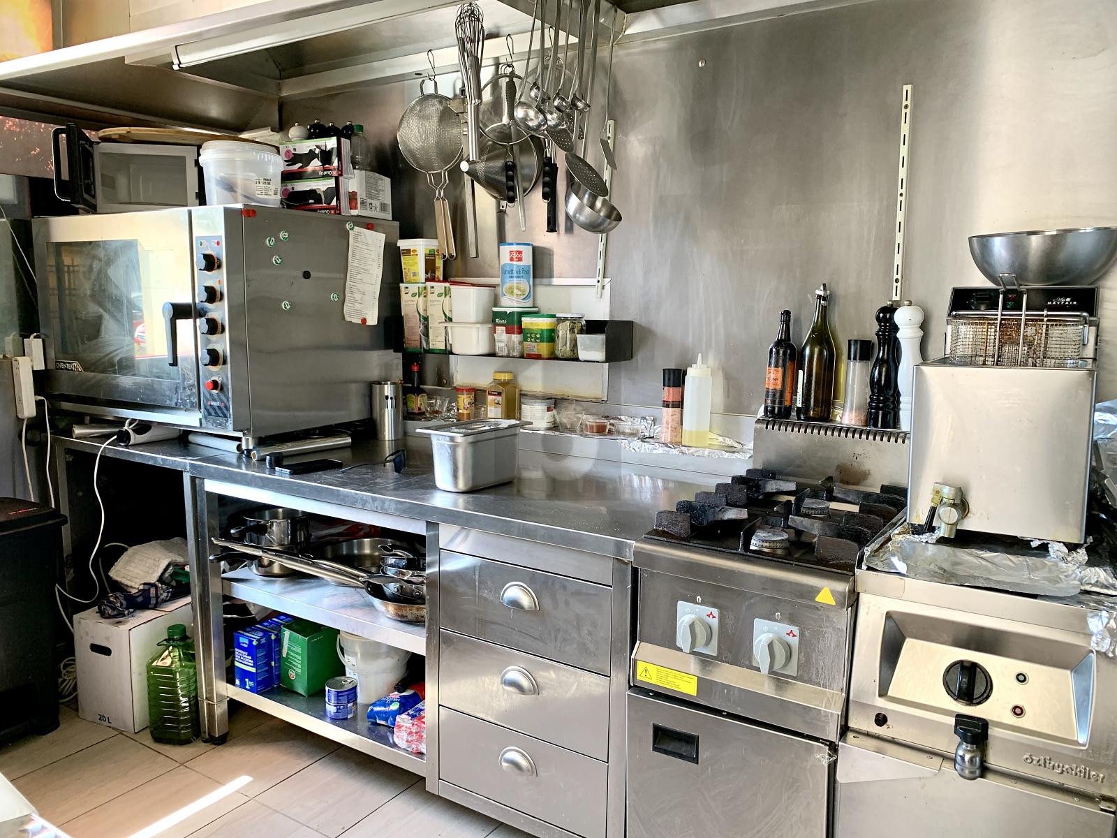 EMPLACEMENT IDÉAL AVEC FORT POTENTIEL - 2