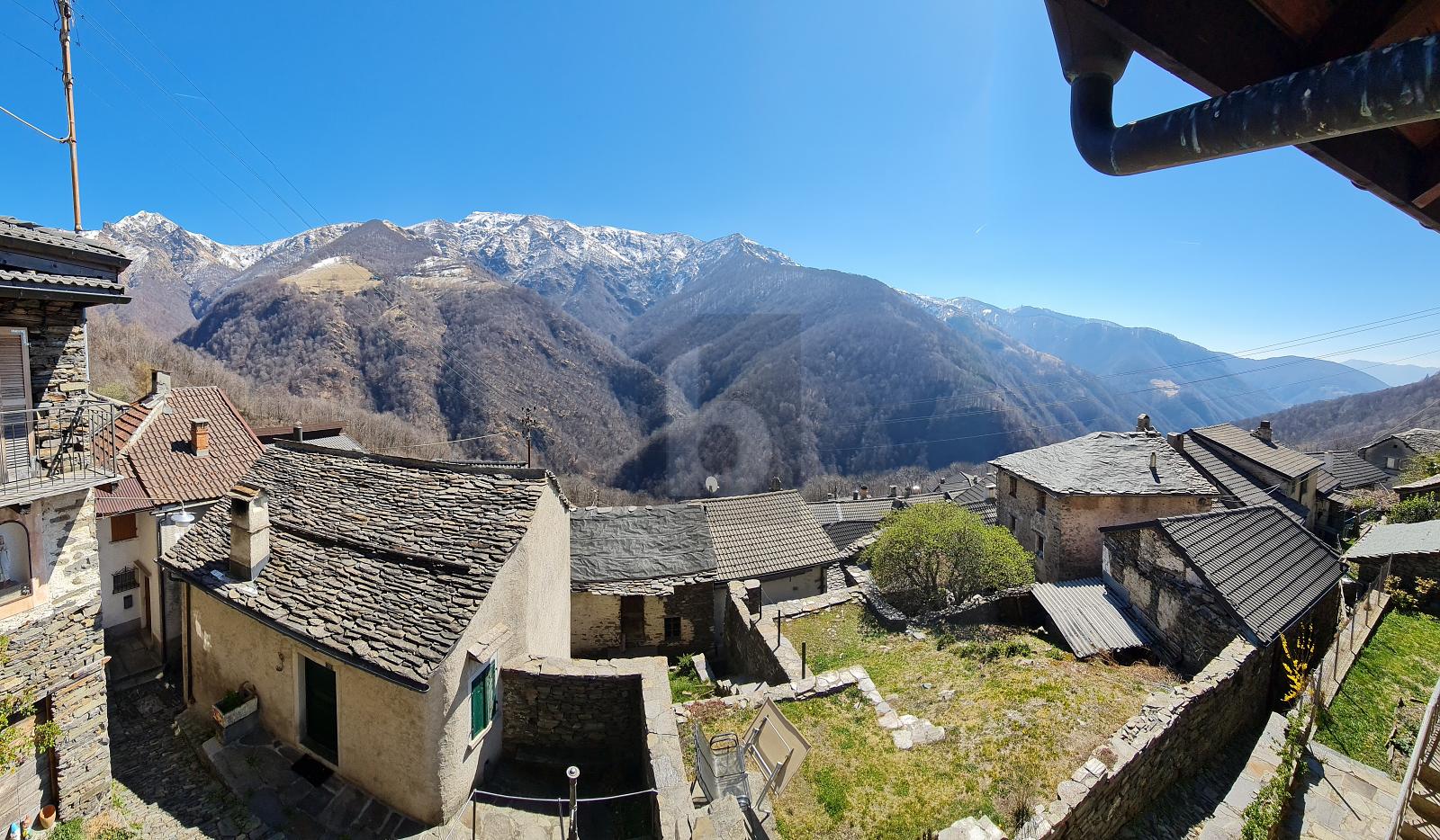 NEL NUCLEO CON GIARDINO E VISTA - 0