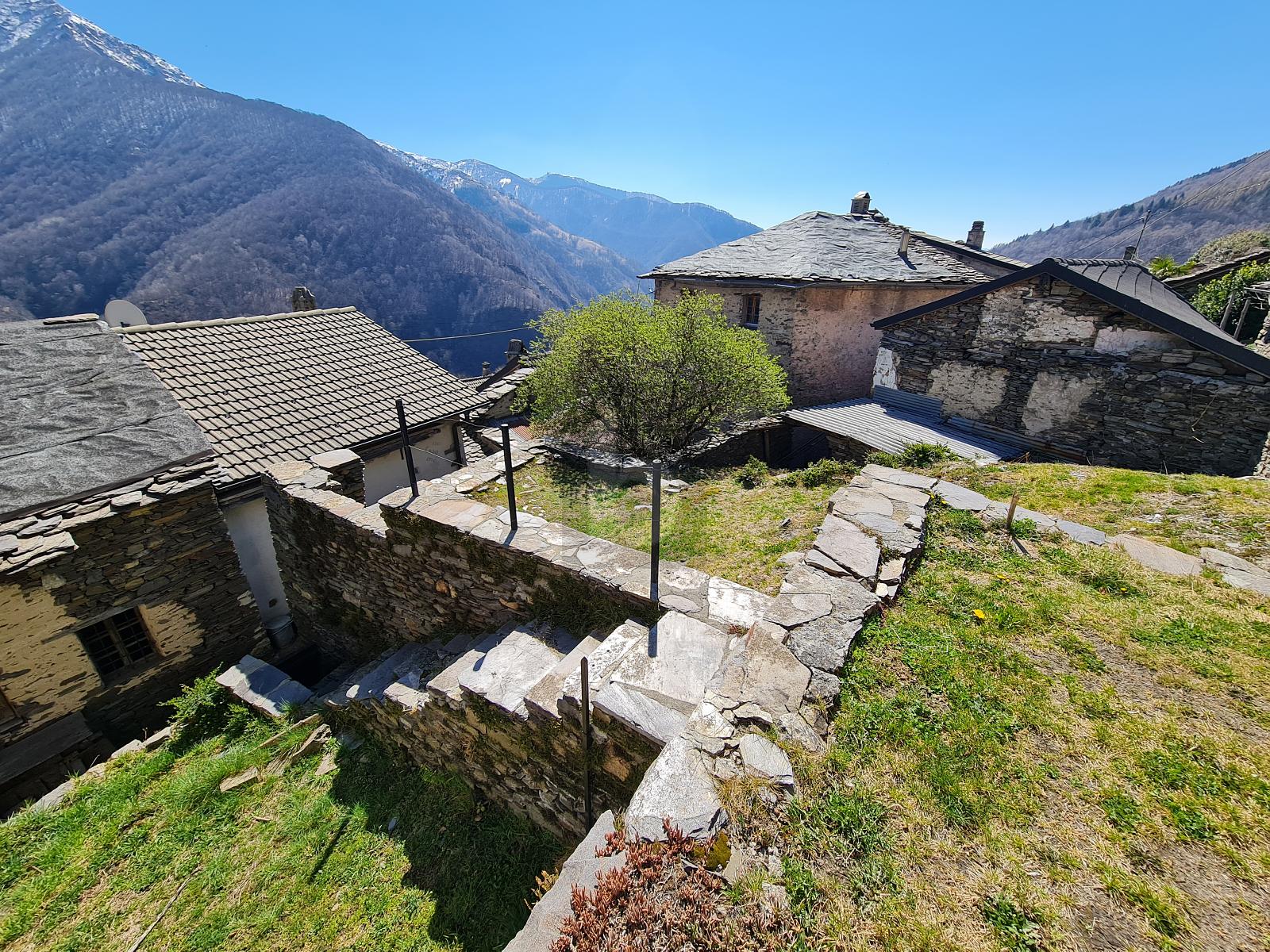 NEL NUCLEO CON GIARDINO E VISTA - 2
