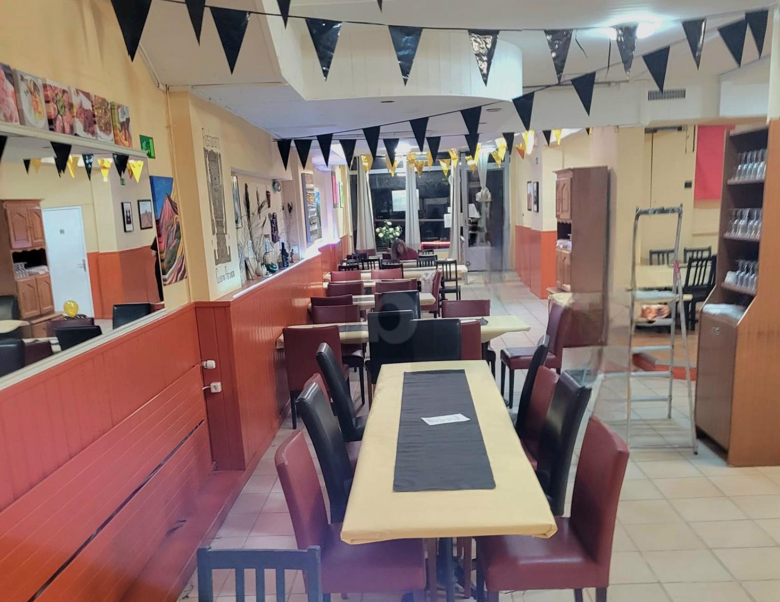 RESTAURANT DANS UN QUARTIER ANIME - 1