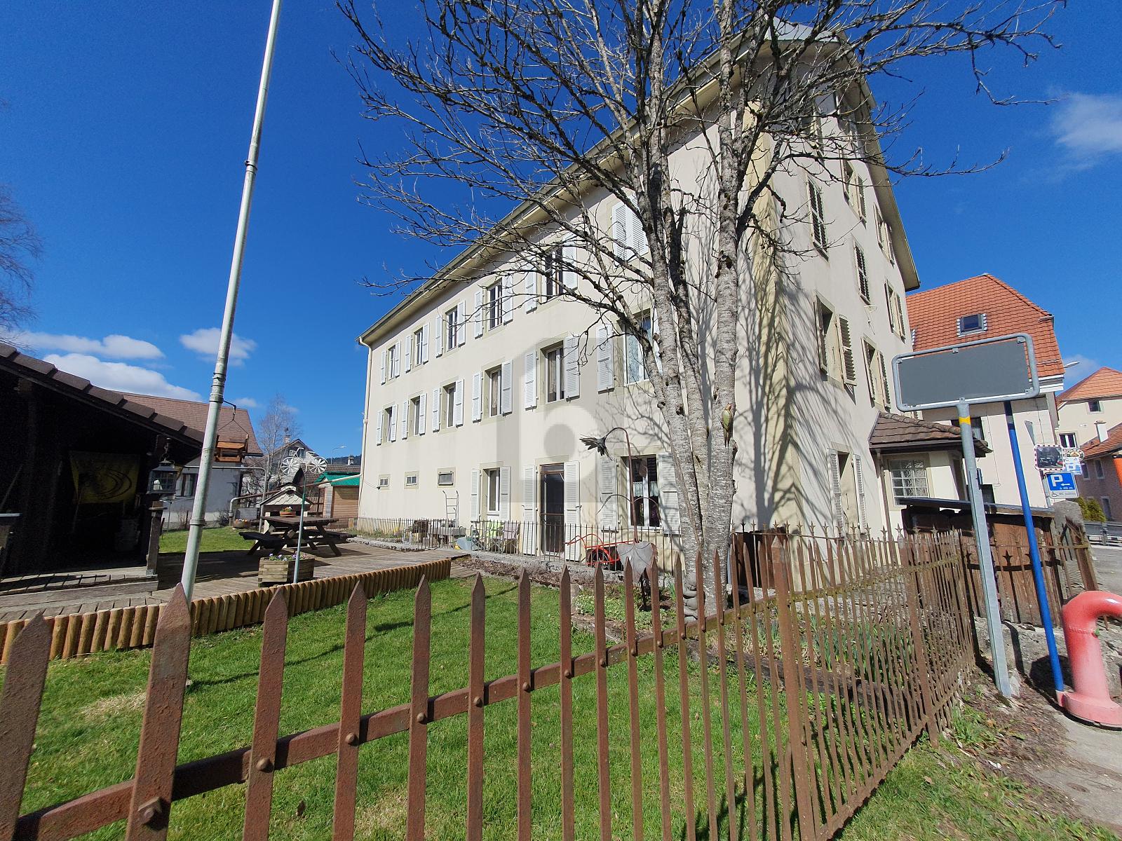 SPACIEUX ET LUMINEUX AU CENTRE DU VILLAGE - 0