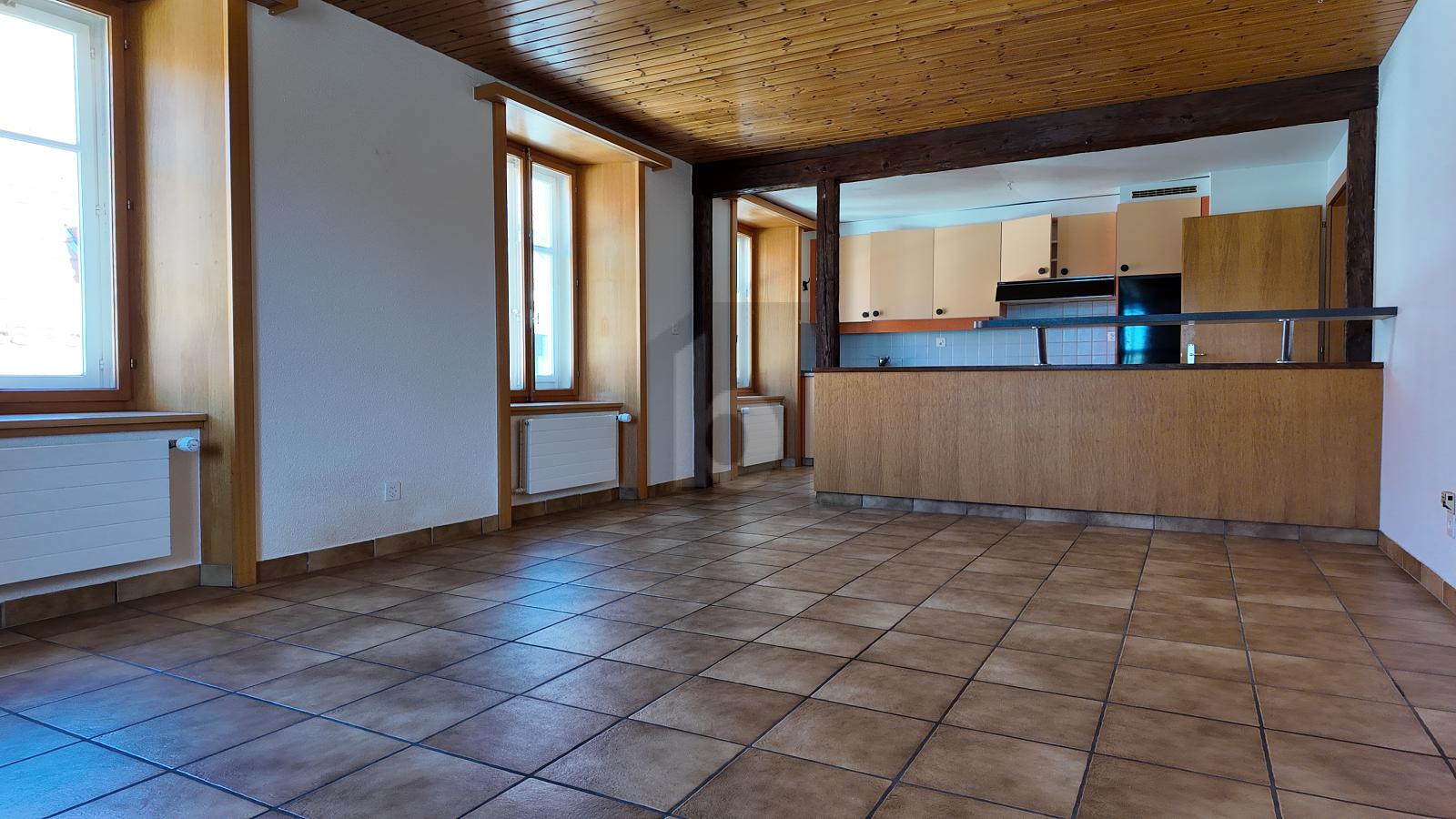 SPACIEUX ET LUMINEUX AU CENTRE DU VILLAGE - 1