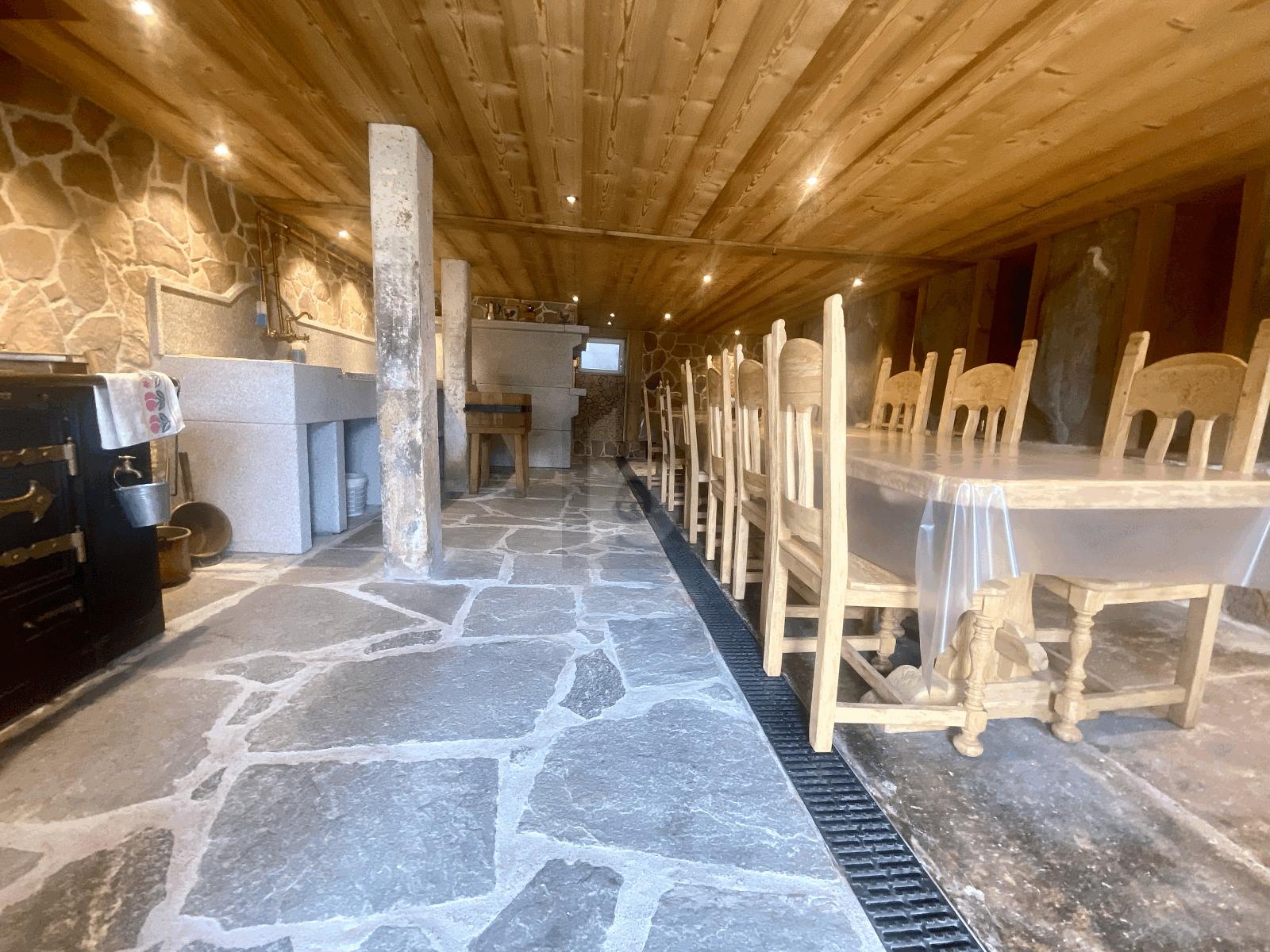 MAGNIFIQUE CORPS DE FERME AVEC GROS POTENTIEL - 1