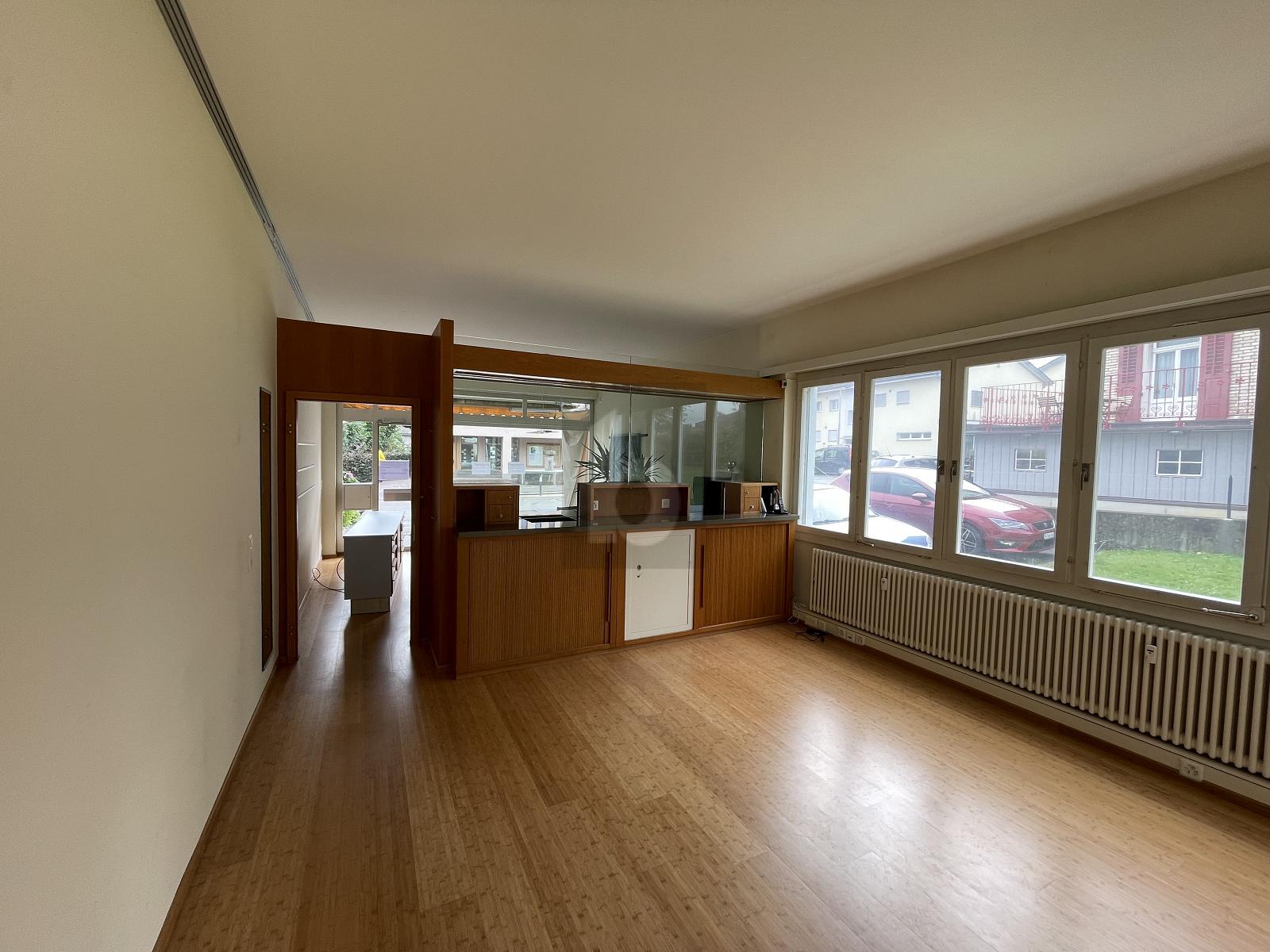 GERÄUMIG UND IDEAL FÜR IHRE GESCHÄFTE - 1