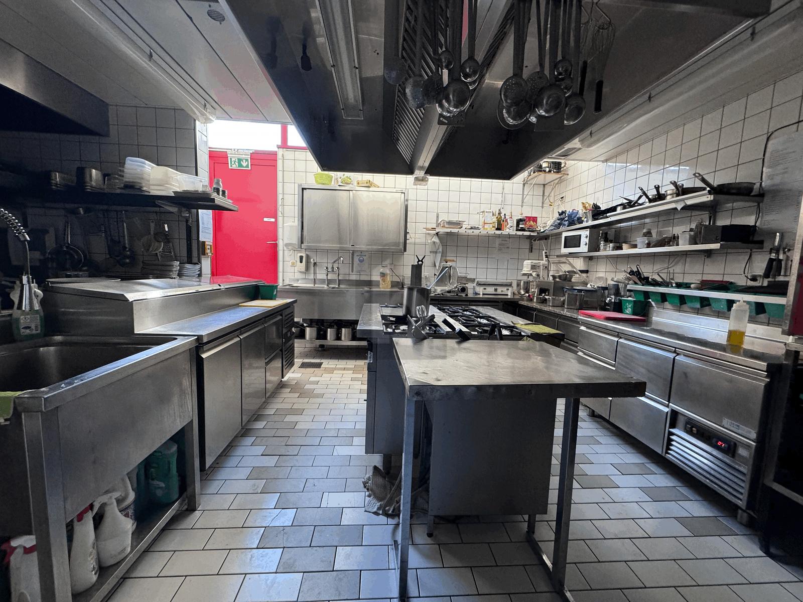 SPACIEUX RESTAURANT AVEC TERRASSE DE 40 PLACES - 2