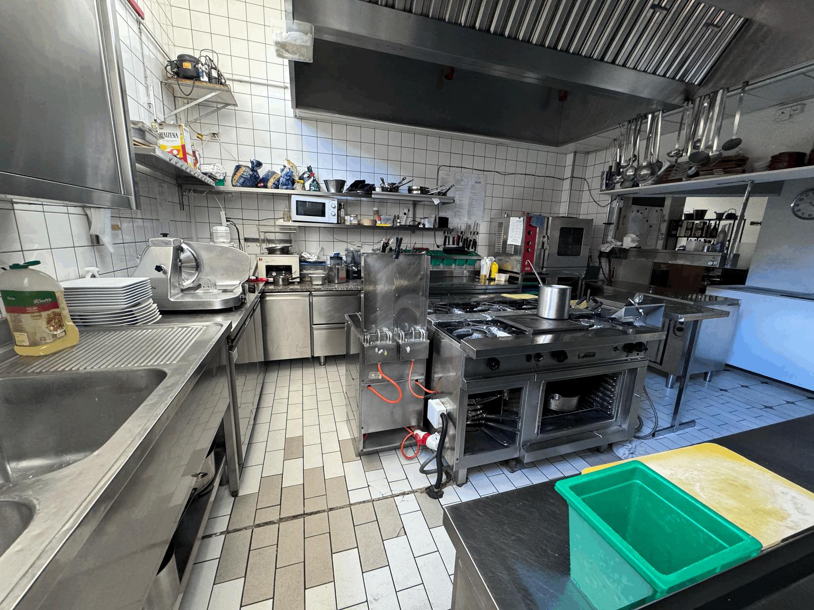 SPACIEUX RESTAURANT AVEC TERRASSE DE 40 PLACES - 3