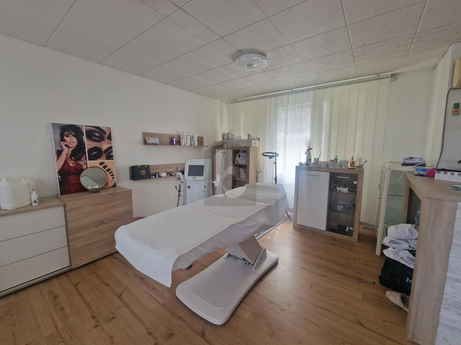 EXKLUSIVES LOKAL AN IDEALER LAGE - 1