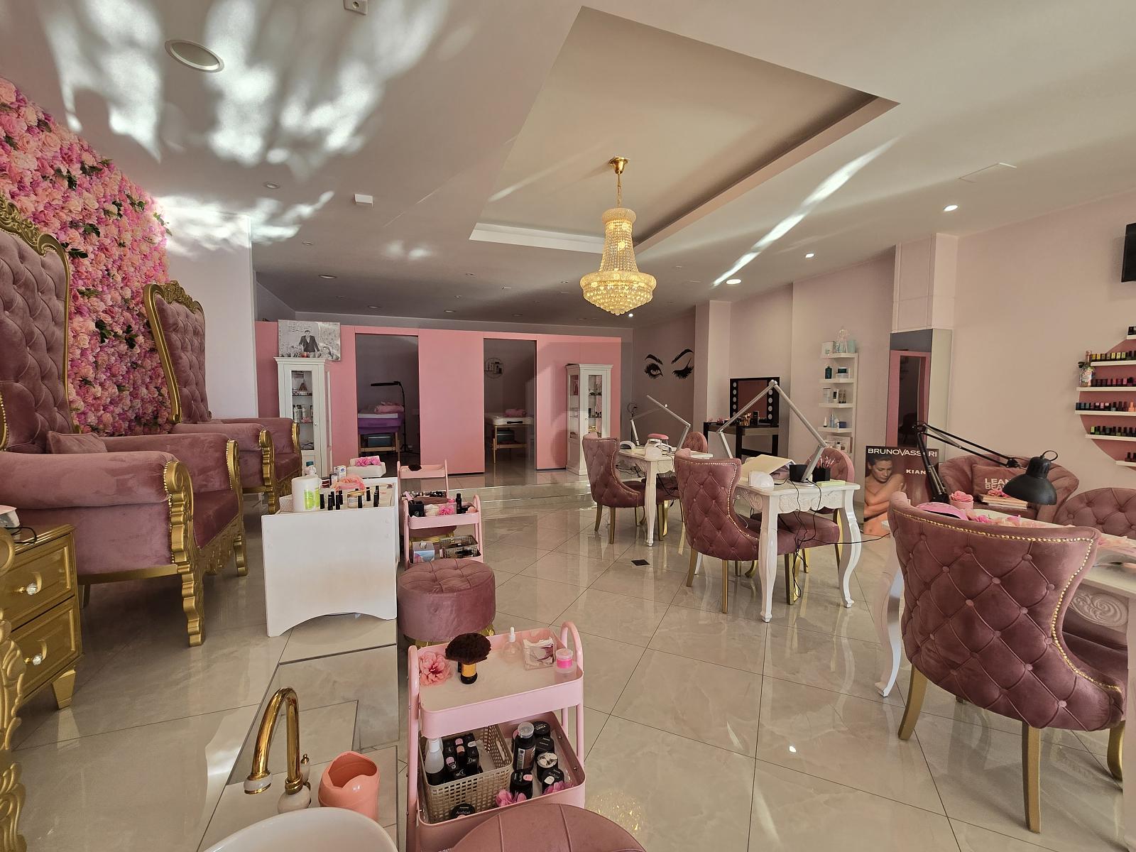 ATTIVITA' BEN AVVIATA IN POSIZIONE CENTRALE VISTA LAGO - 0