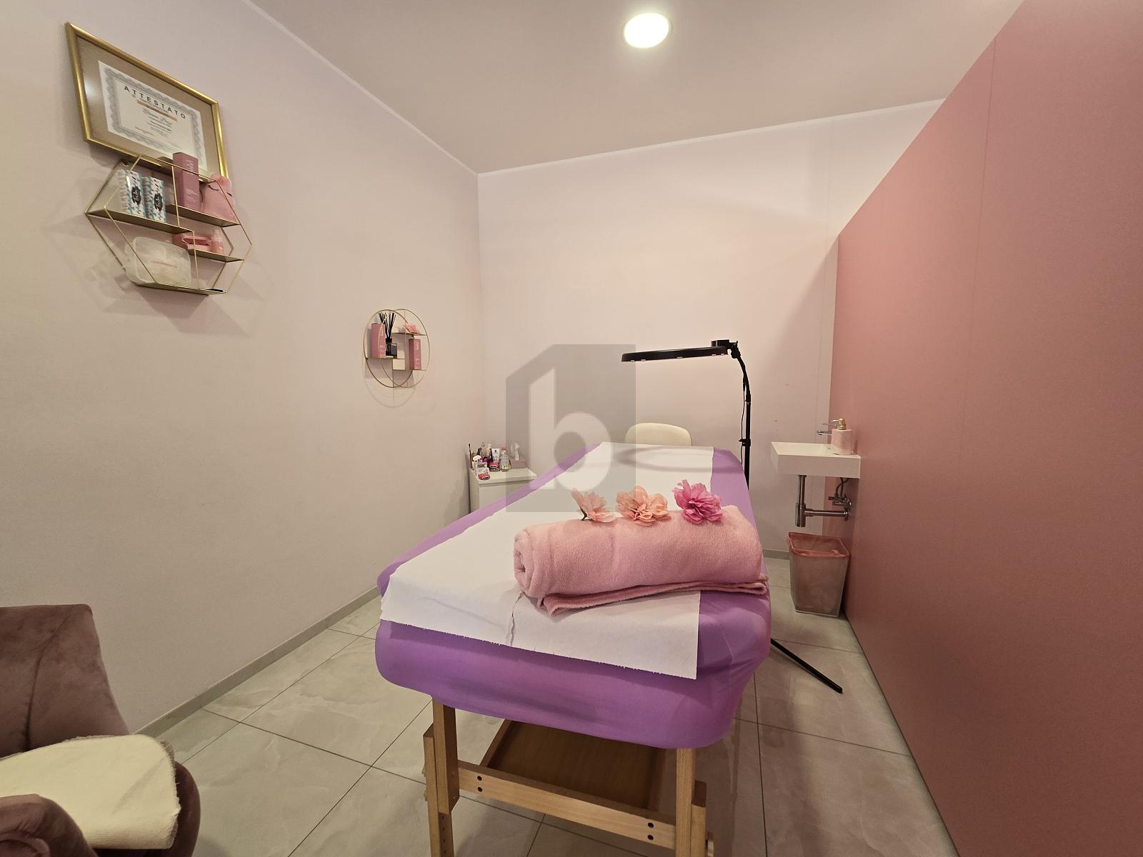 ATTIVITA' BEN AVVIATA IN POSIZIONE CENTRALE VISTA LAGO - 1