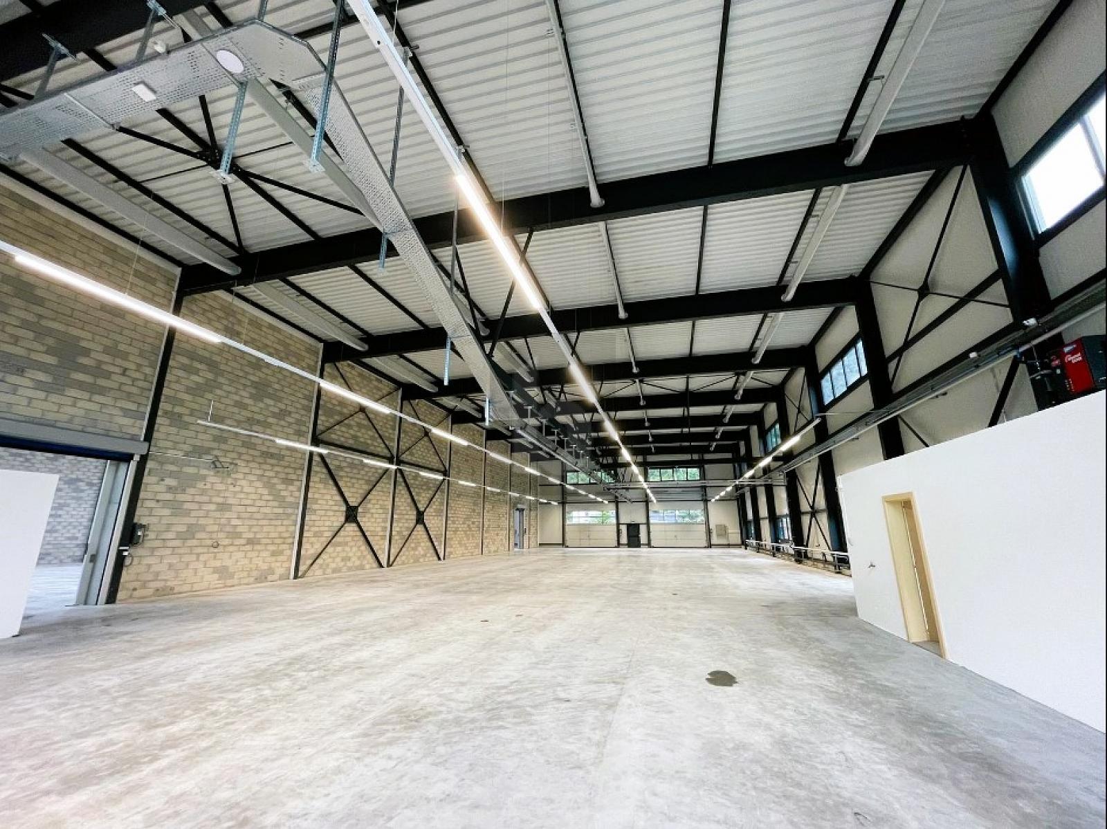 DEUX HALLES SPACIEUSES - 0